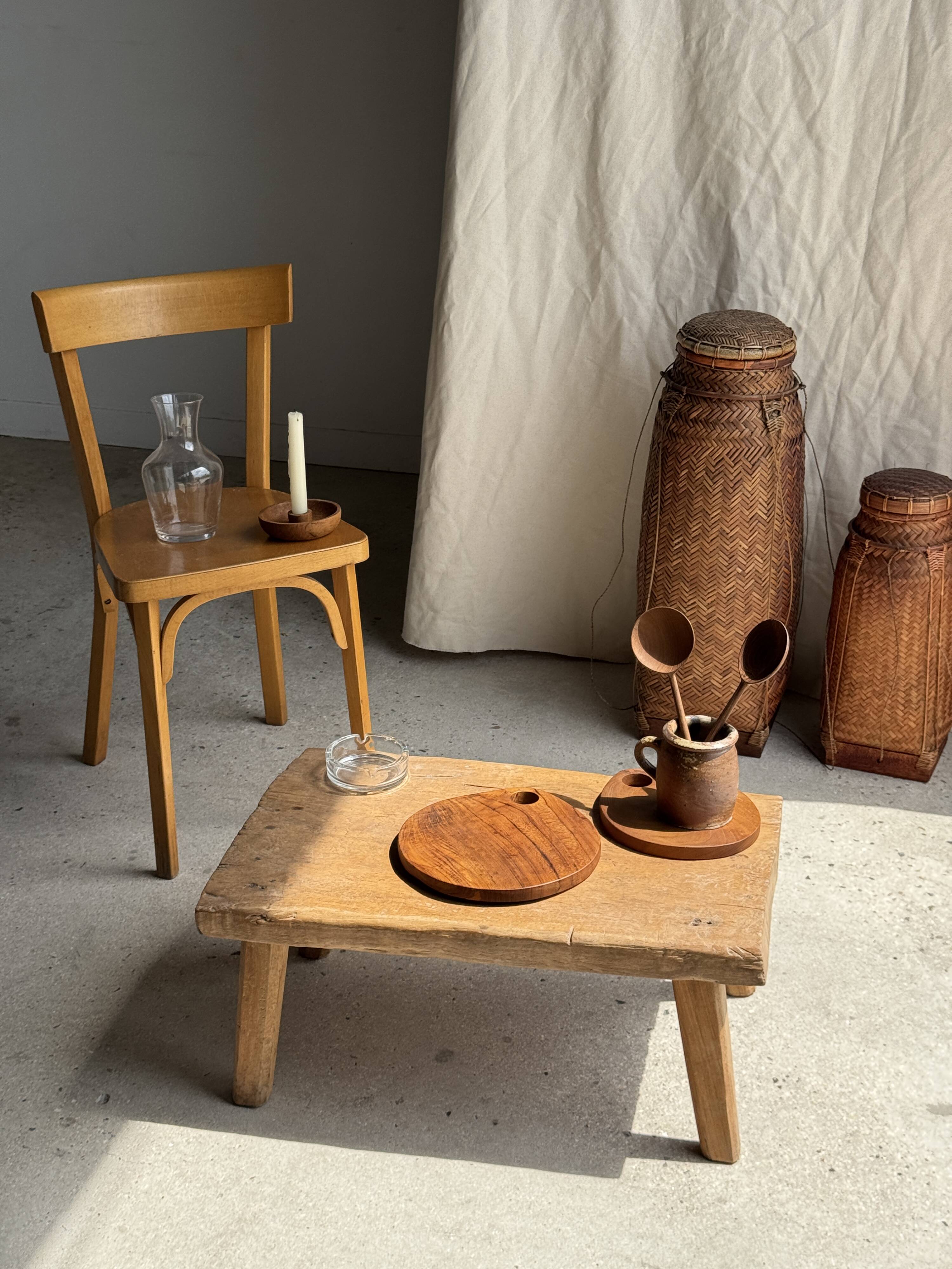 Average circular teak monoxyle chopping board with handle 26 x 18.