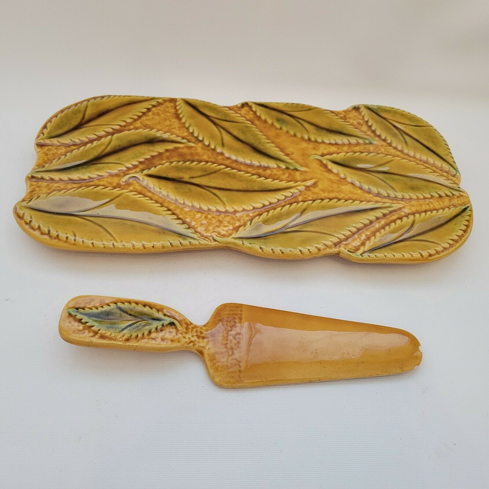 Large ceramic dish slurry Vallauris FFP decoration leaves and its pie shovel