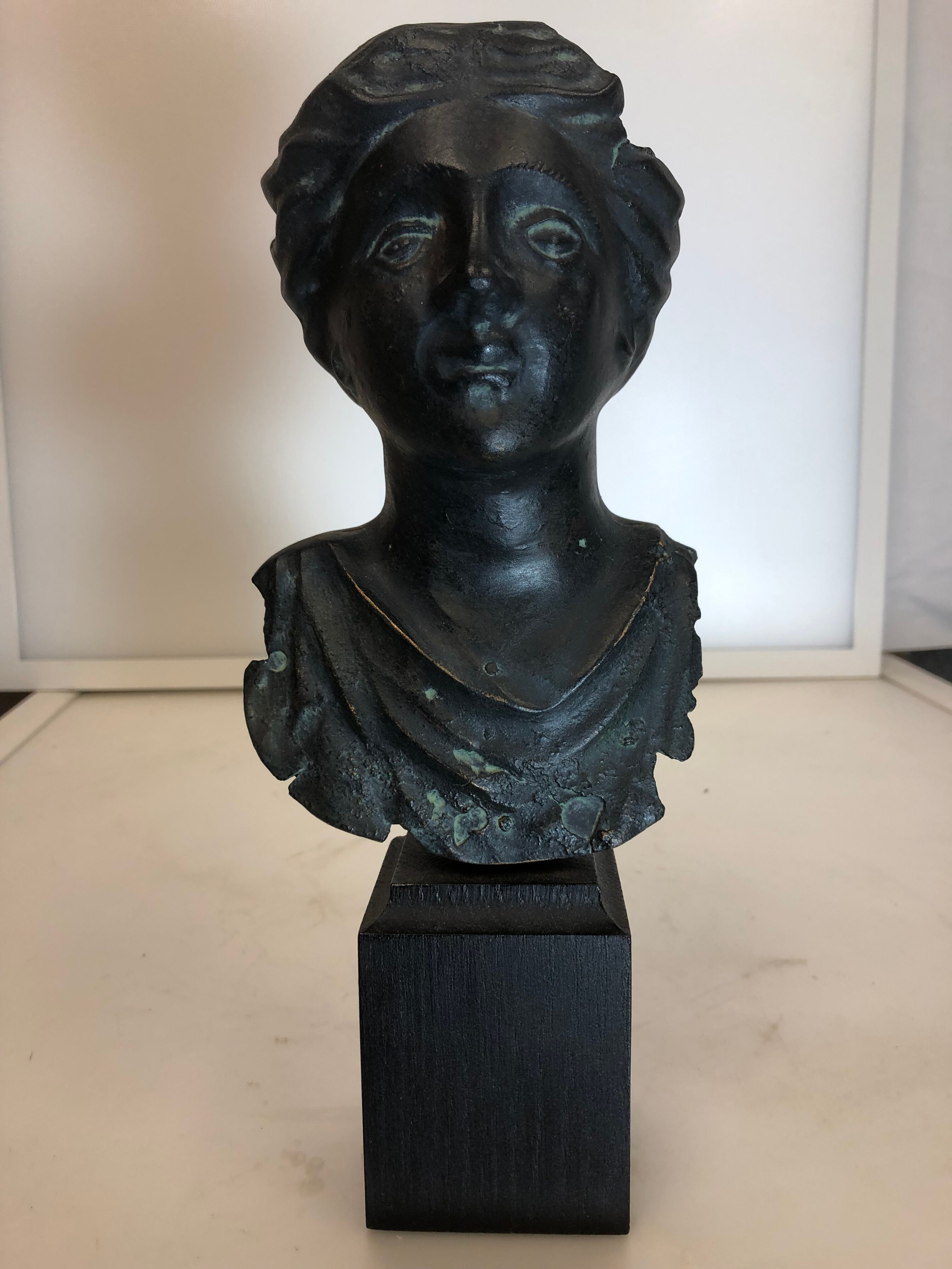 Statue bust roman woman