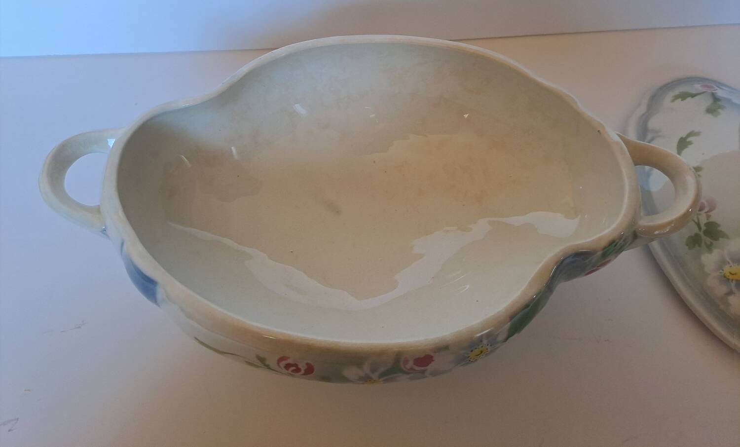 Keller and Guérin Lunéville soup tureen, Pommier model.