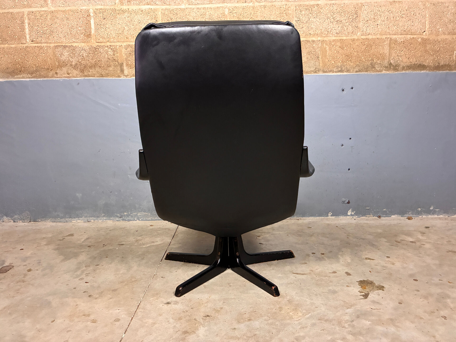 Danish Design Berg C90 Swivel armchair Leather