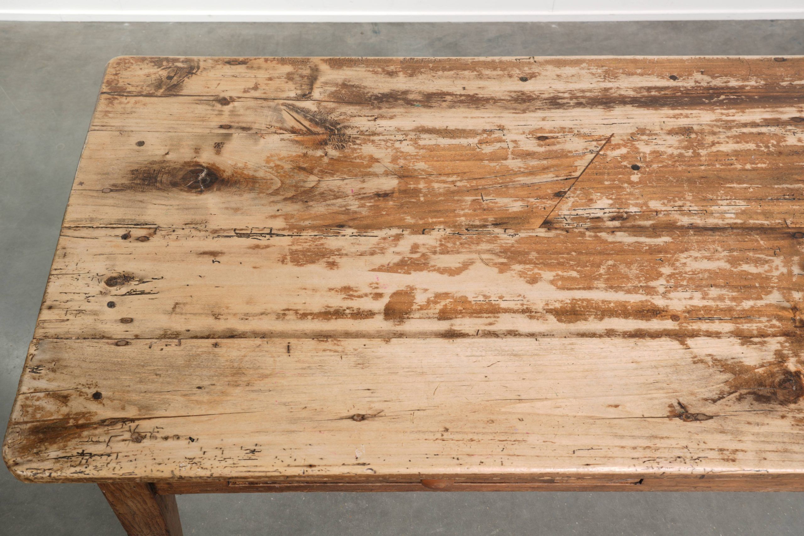 Table de ferme française du 19ème siècle pour 4 à 6 personnes.