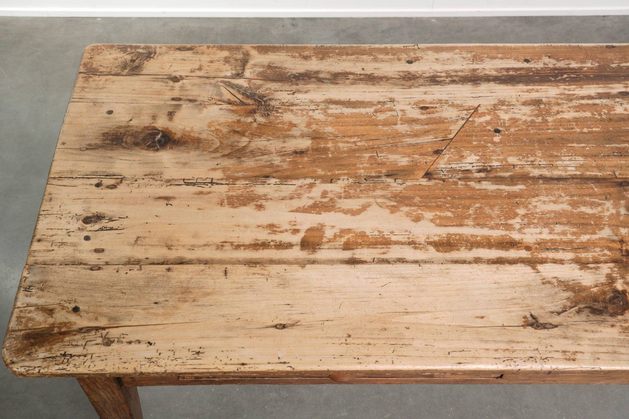 Table de ferme française du 19ème siècle pour 4 à 6 personnes.