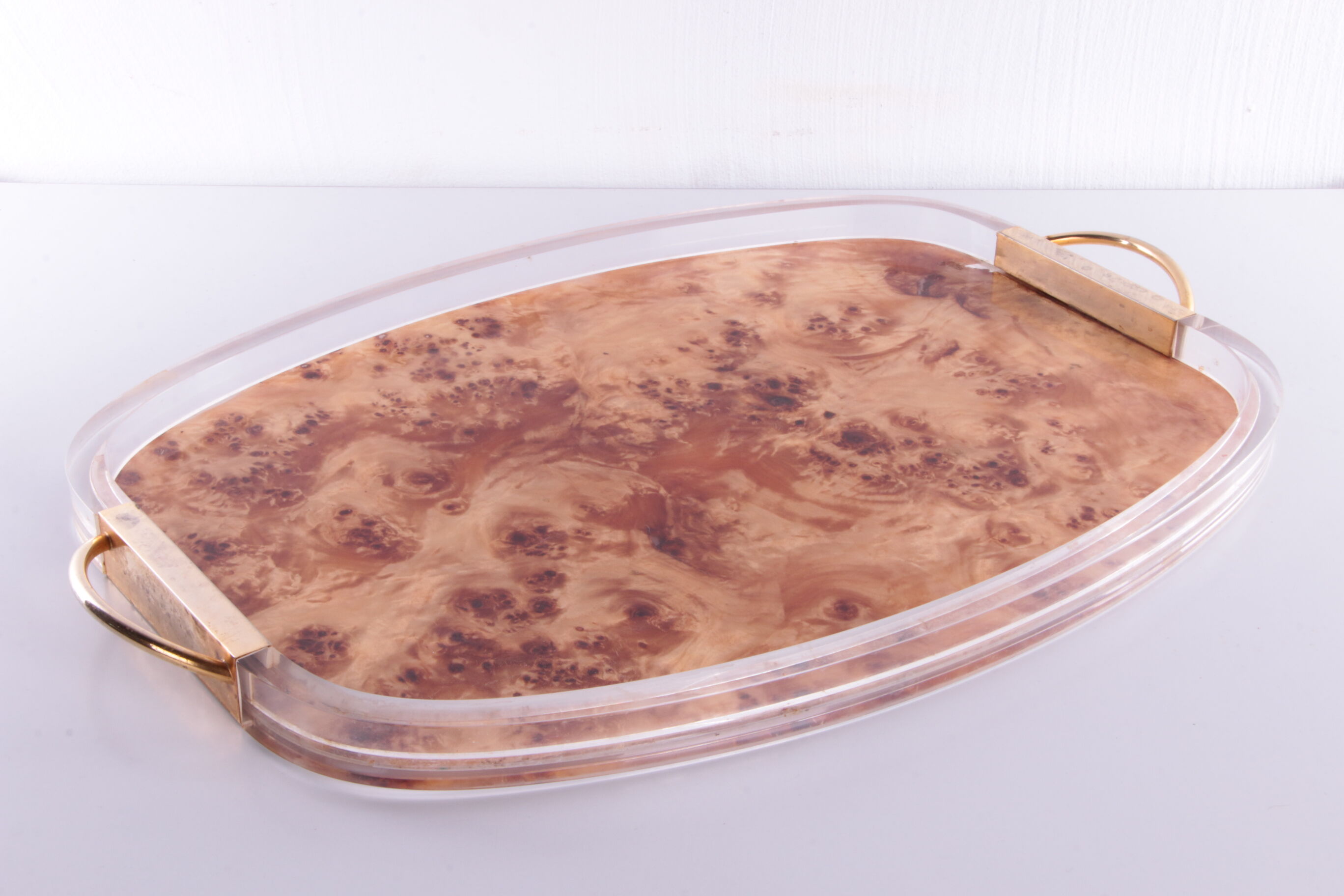 Plateau en plexiglas avec poignées dorées