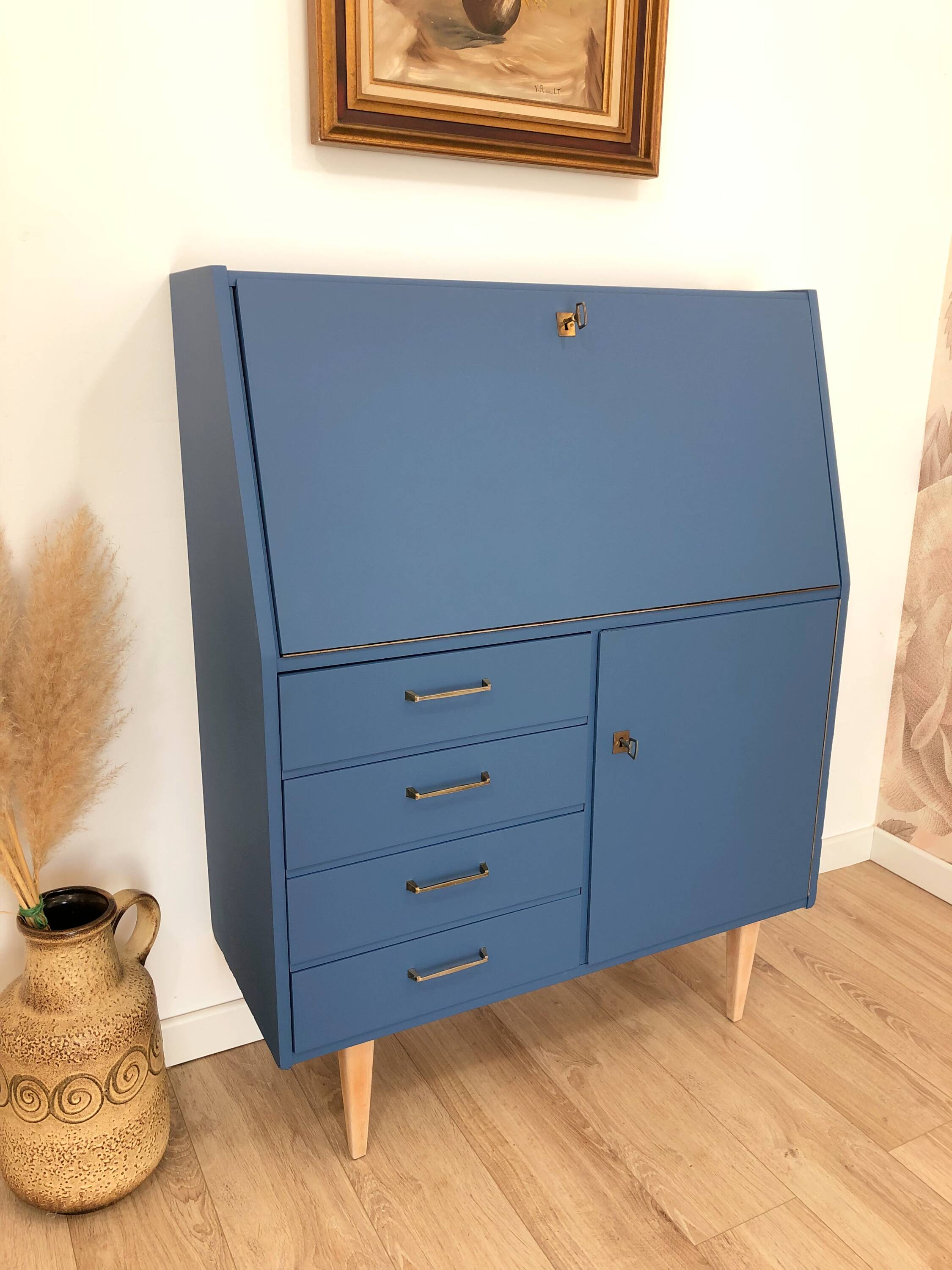 70s Secretary, Seram Blue