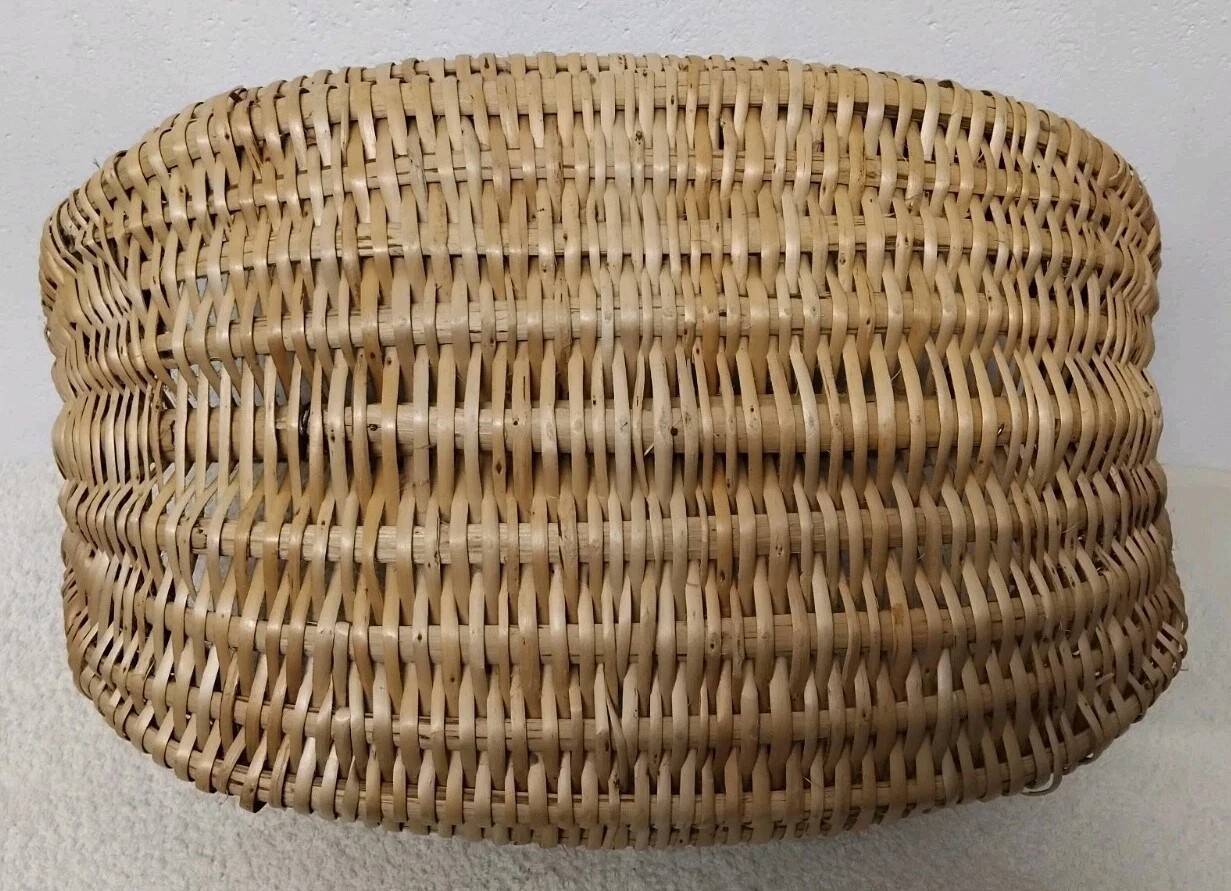 Vintage oval wicker basket with handle