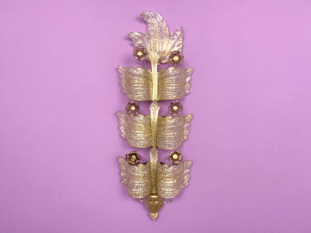 Trio / Ensemble de 3 appliques "Grand Hotel" par Barovier & Toso, Murano, Italie, années 1950. Verre vénitien avec de la poussière d'or et des fleurs en verre violet.