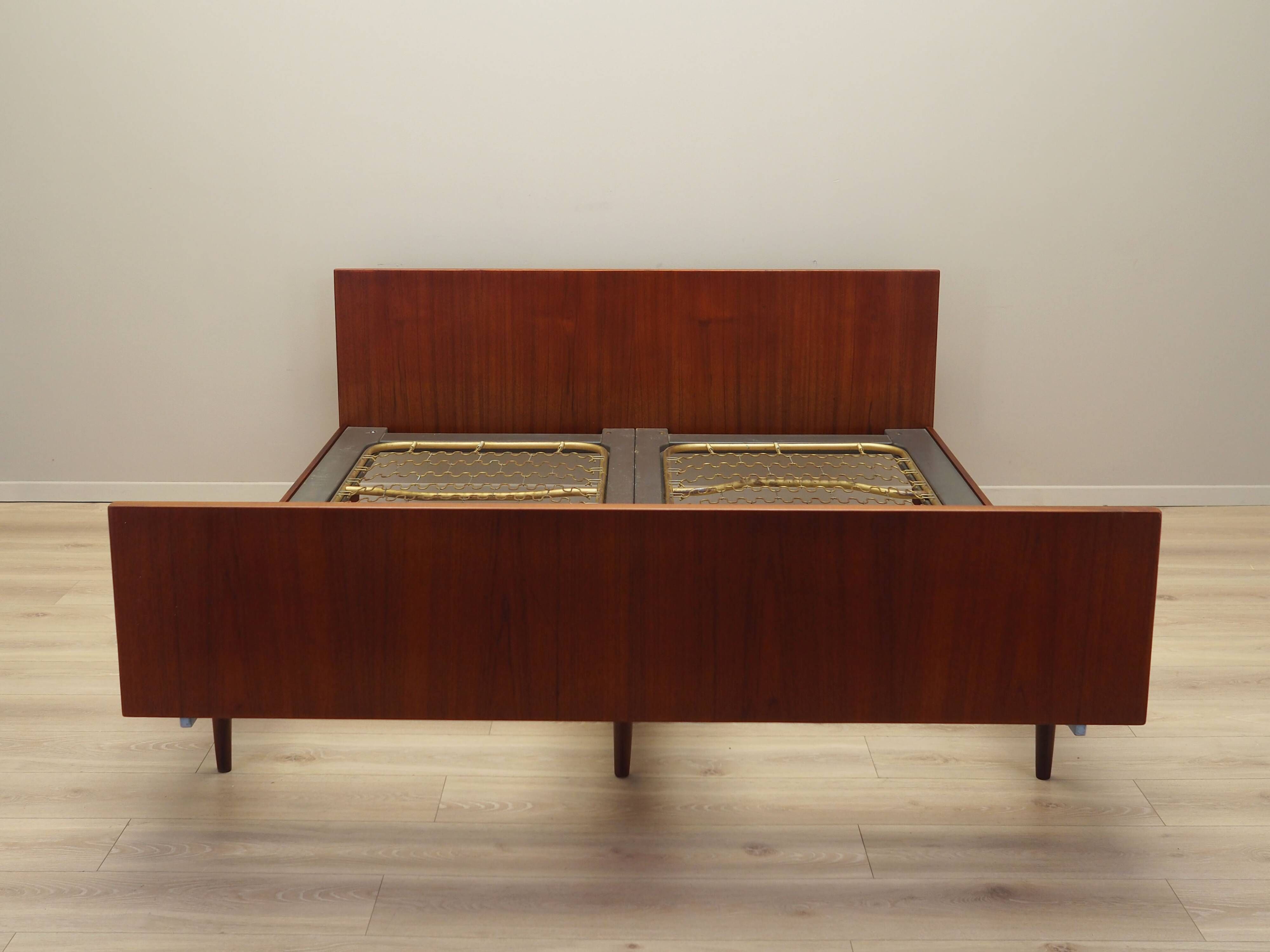 Lit en teck, design danois, années 1960, designer : Hans J. Wegner, fabricant : Getama