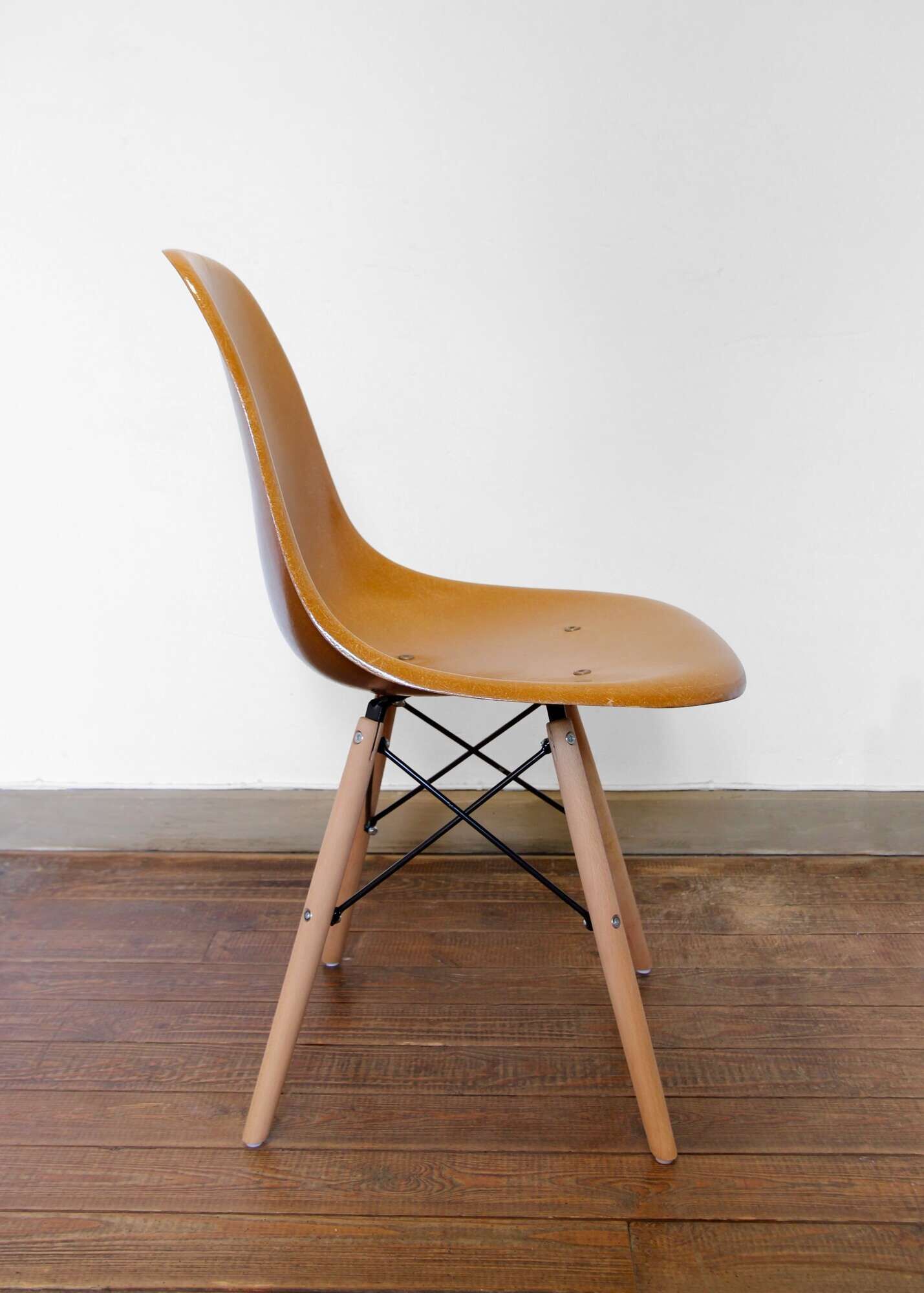 Chaise DSW ochre dark par Charles et Ray Eames pour Herman Miller, années 60