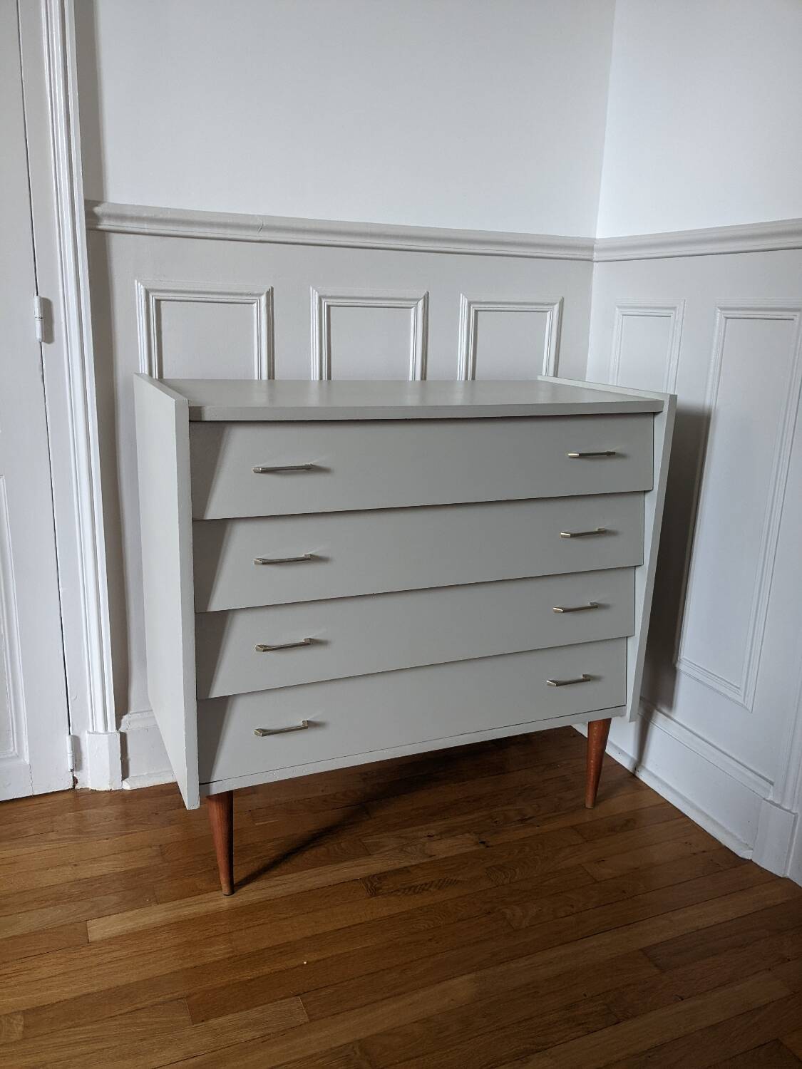 Vintage chest of drawers with spindle legs