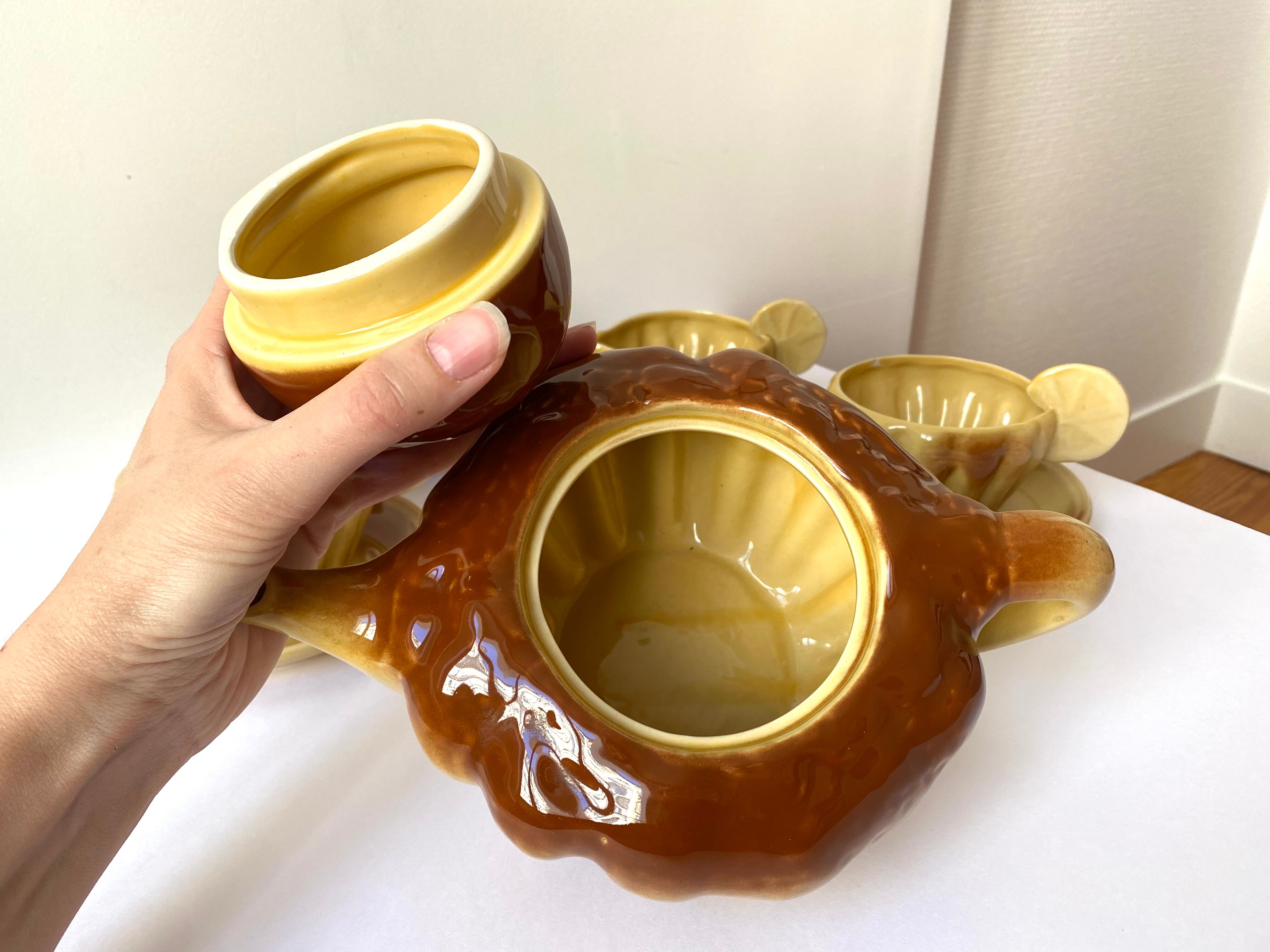 Ceramic teapot and tea cups shape lemon brioche 80s vintage