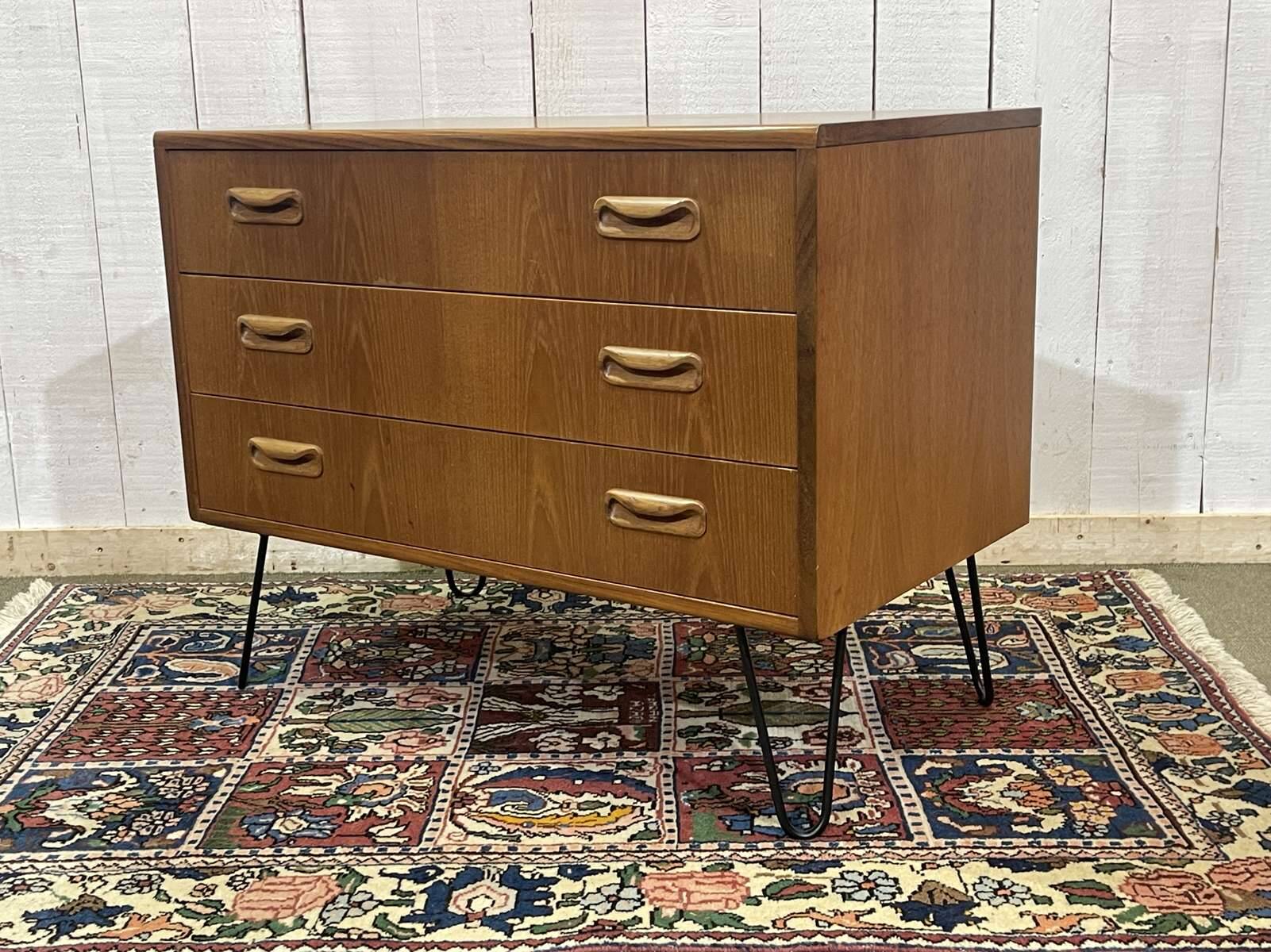 Commode 3 tiroirs GPlan en teck des années 1970 avec pieds compas