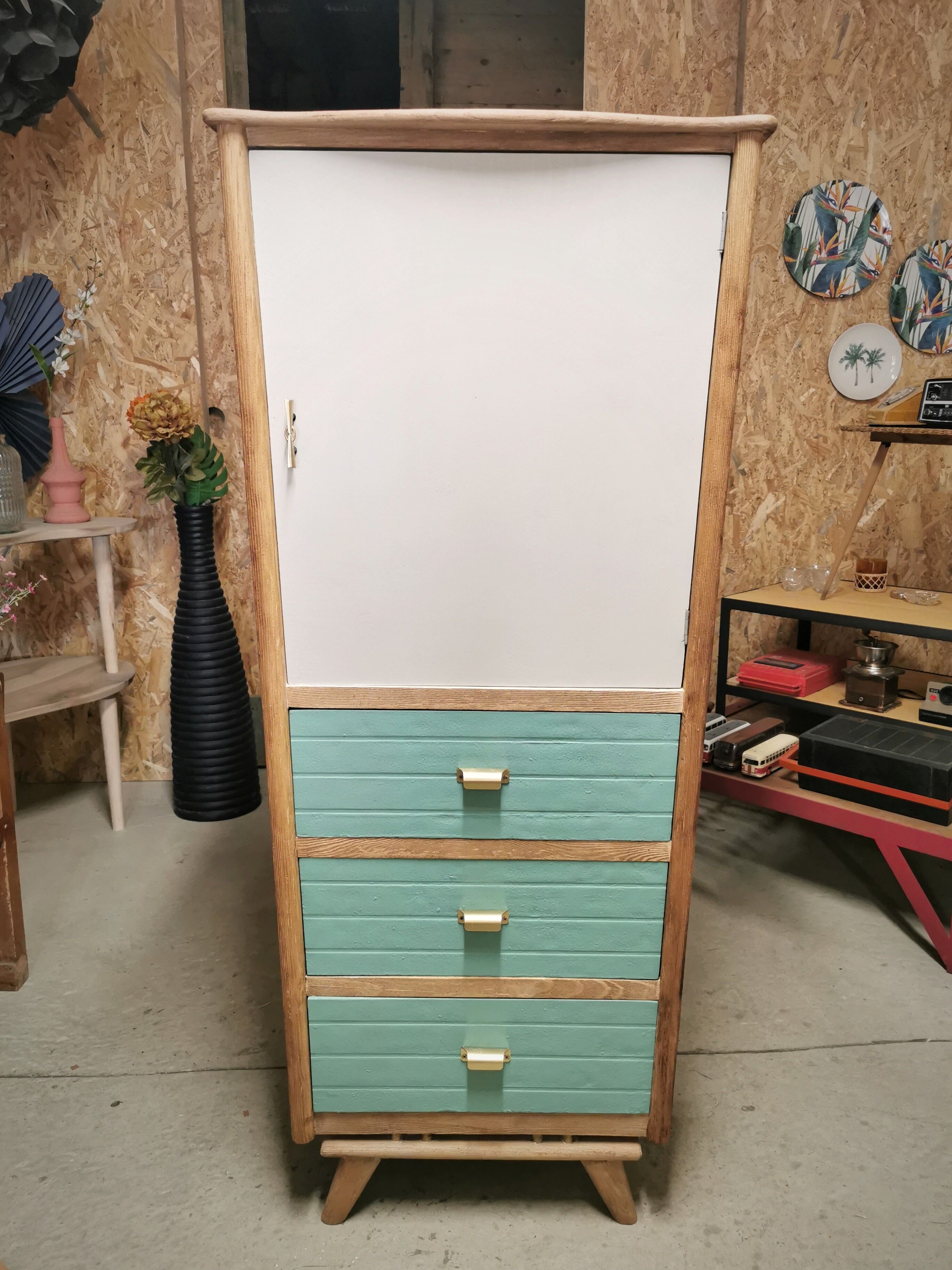 Asymmetrical compass foot cabinet