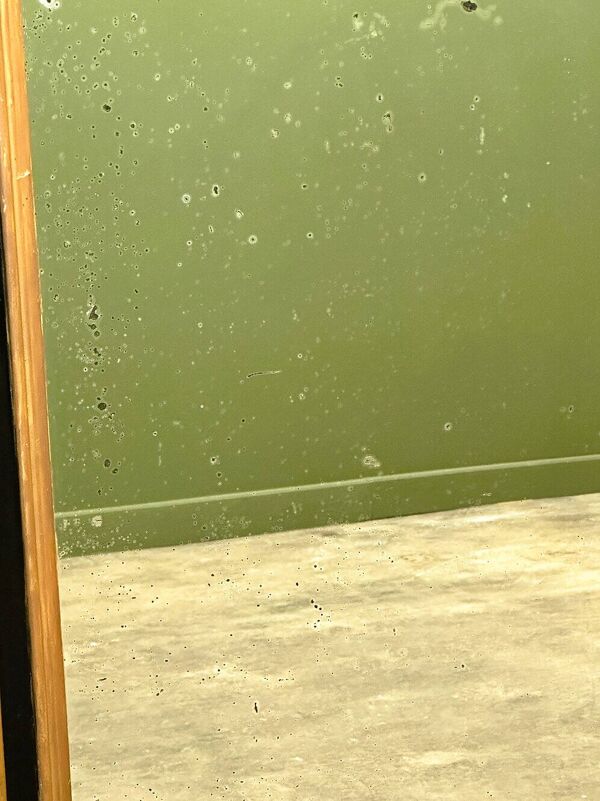 Miroir ancien noir et or des années 1800 avec cupidon, France des années 1800.