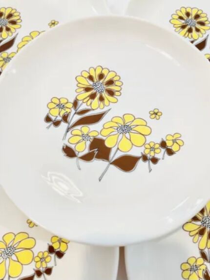 X8 floral plates mario and yellow 70s sovirel-vintage-kitchen-retri
