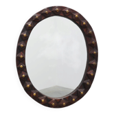 Miroir ovale brutaliste espagnol en bois sculpté à la main avec des clous en laiton