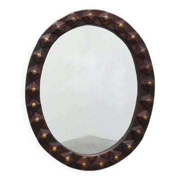 Miroir ovale brutaliste espagnol en bois sculpté à la main avec des clous en laiton