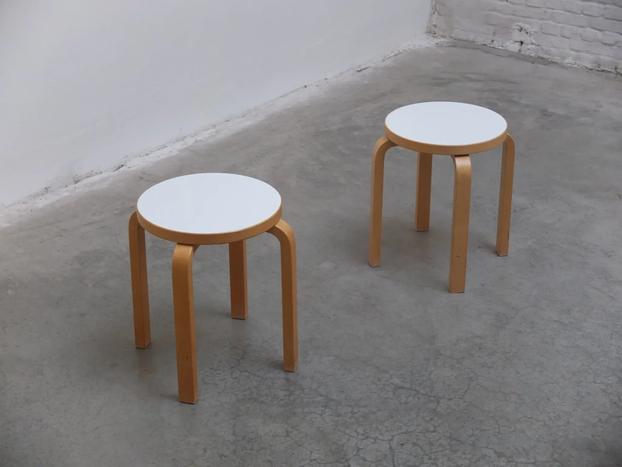 Paire de tabourets 'E60' par Alvar Aalto pour Artek, 1933