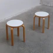 Paire de tabourets 'E60' par Alvar Aalto pour Artek, 1933