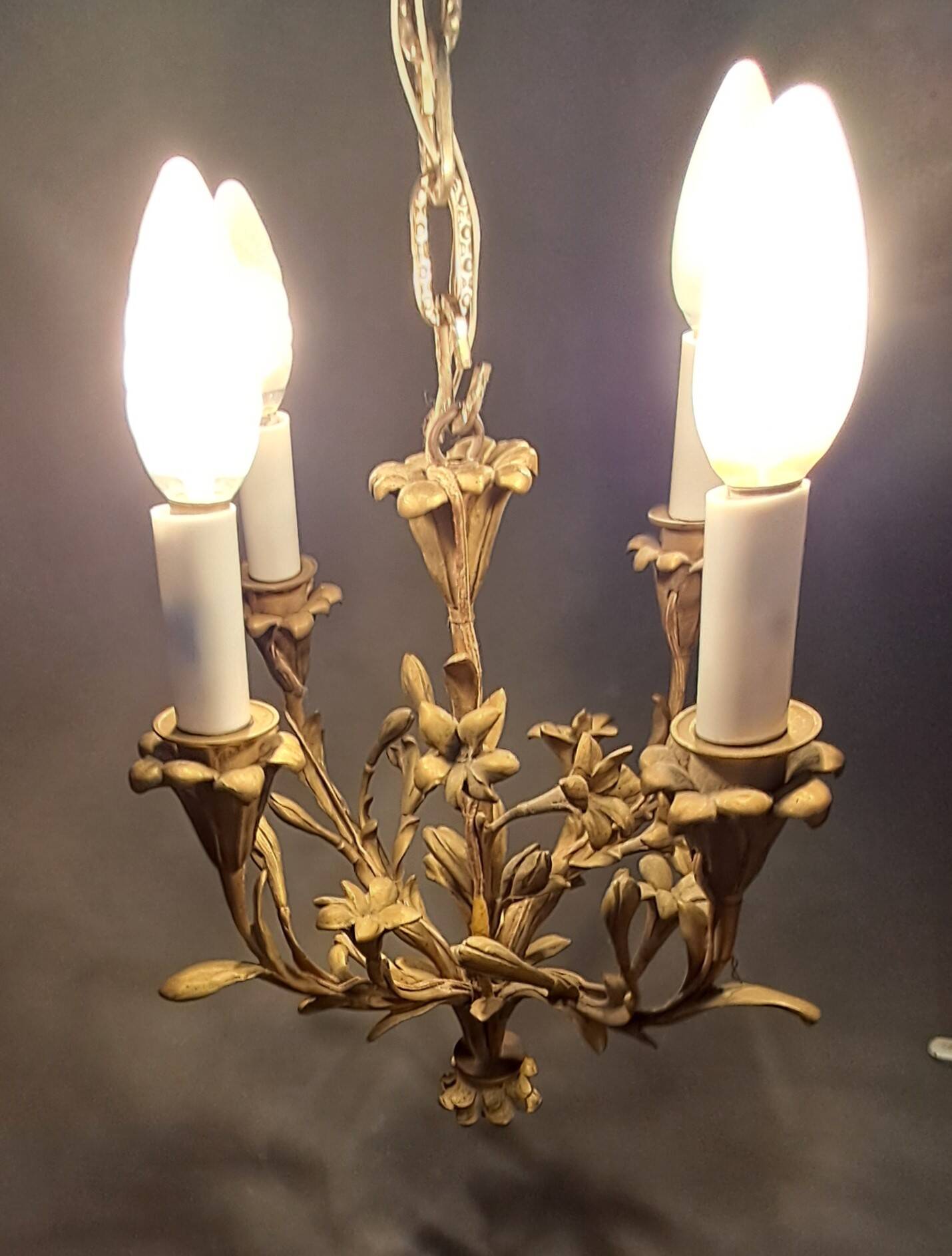 Neoclassical 4-arm gilt bronze chandelier, Circa 1940/1950.