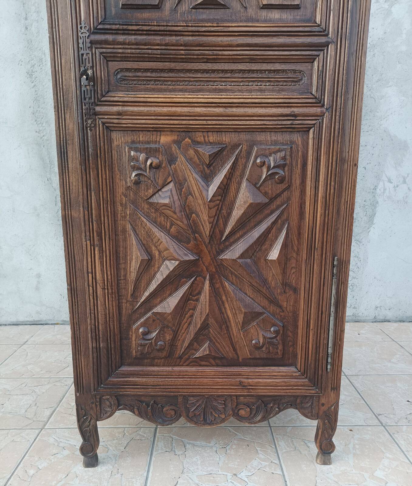 Standing man Louis XIII in oak