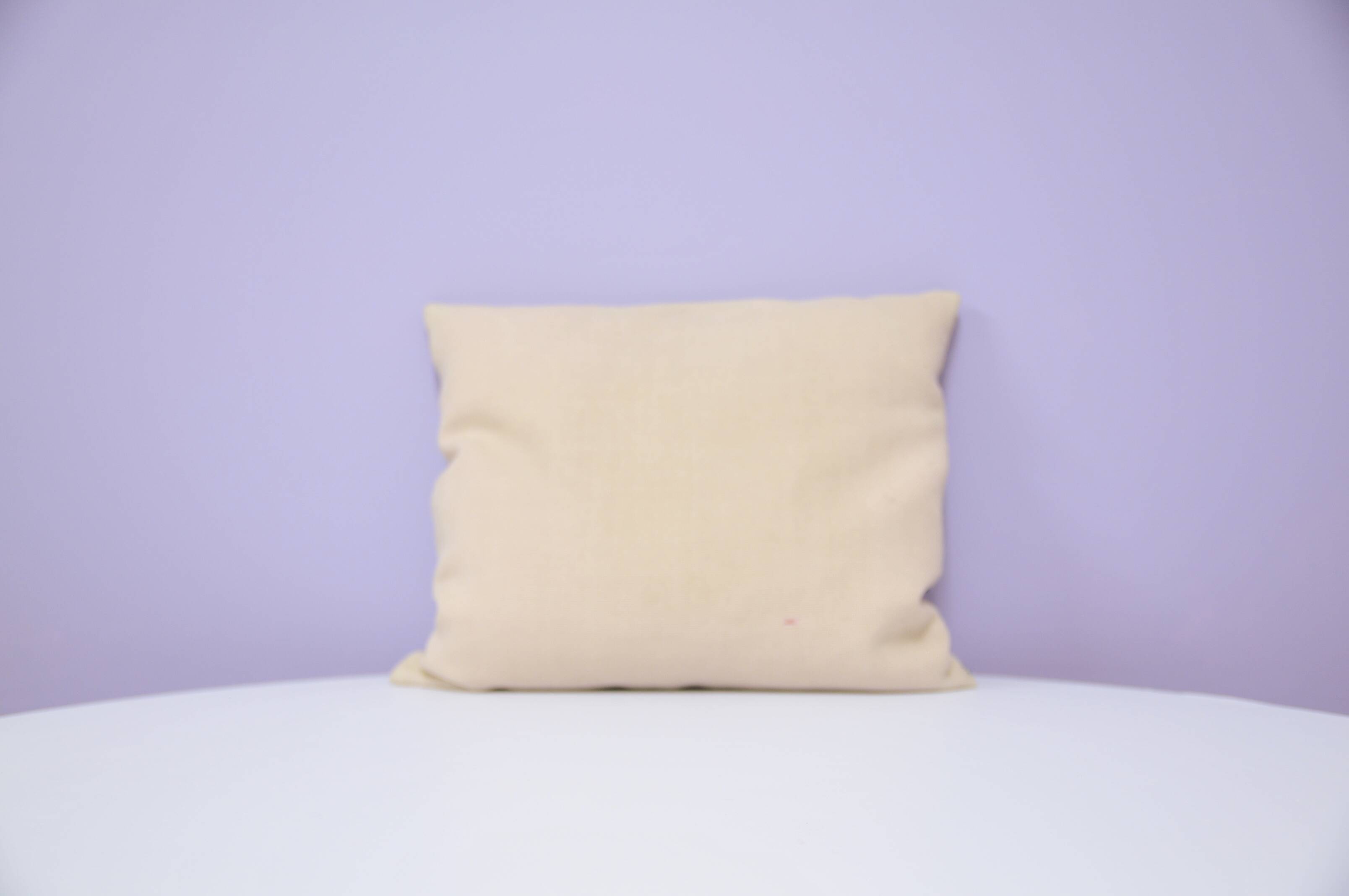 Coussin vintage beige brodé motif bleu