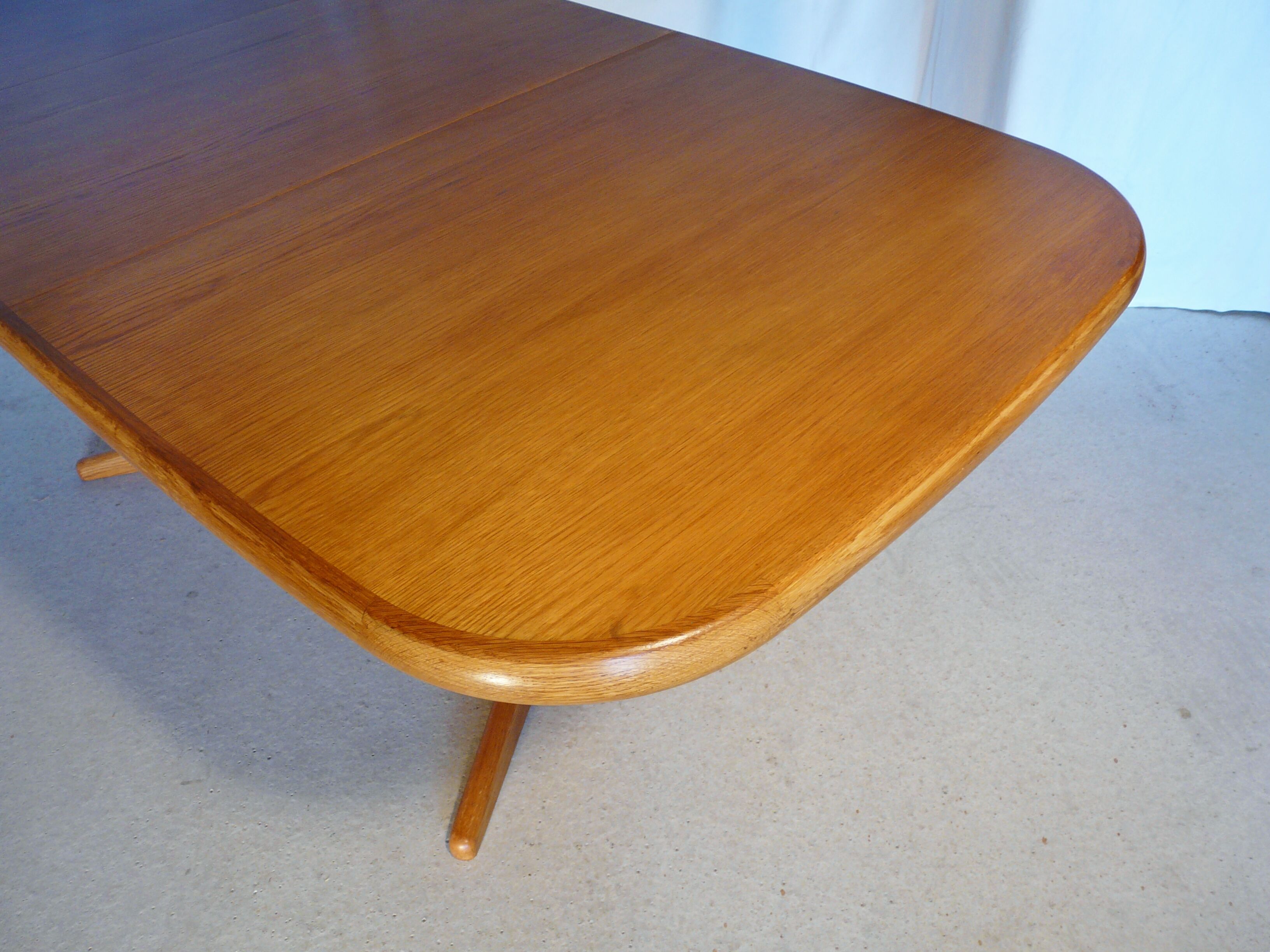 Scandinavian expandable rectangular table in teak