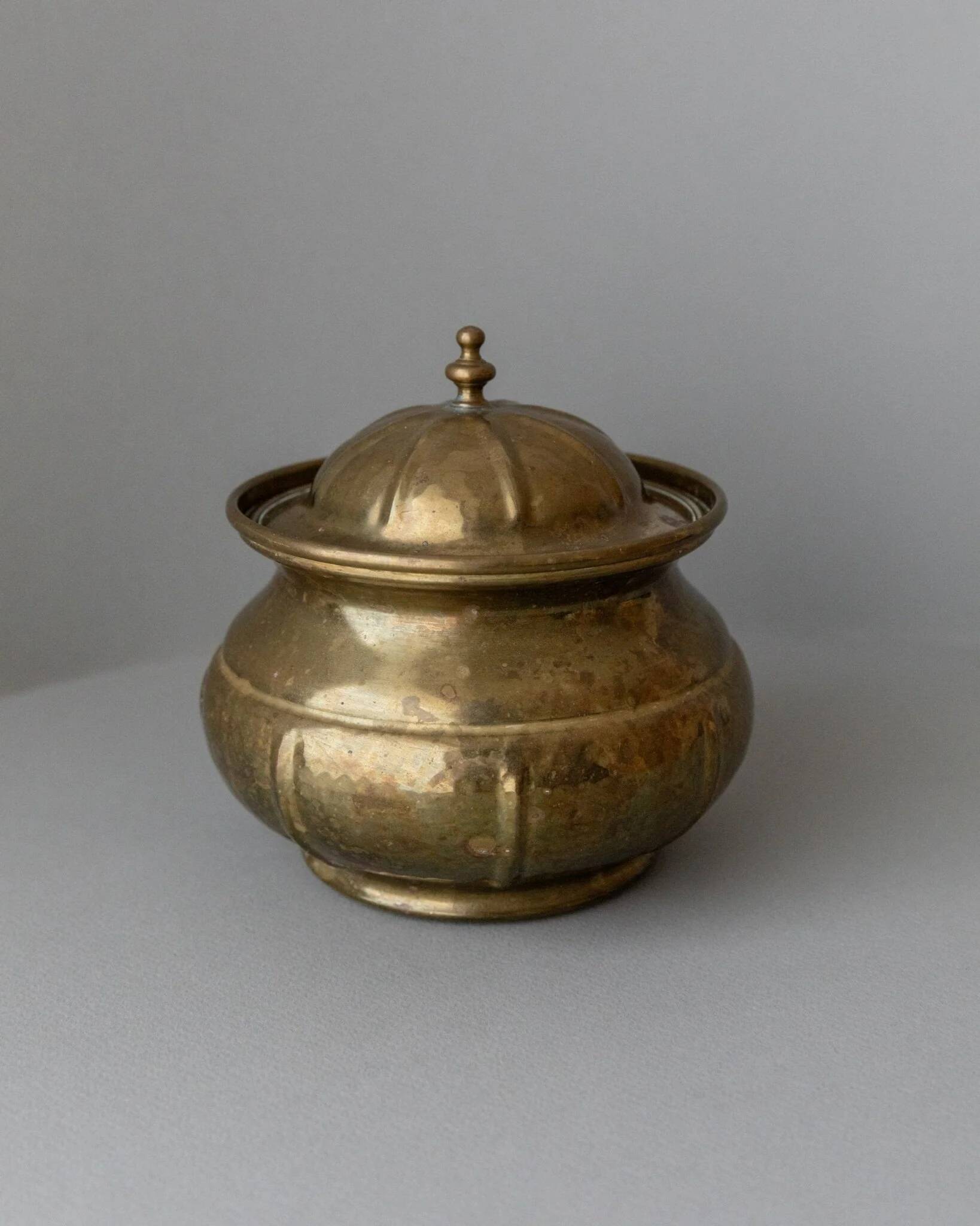 Boîte en laiton doré vintage avec couvercle, fabriquée à la main en Italie (années 1950) – rangement élégant pour des biscuits ou des bijoux.