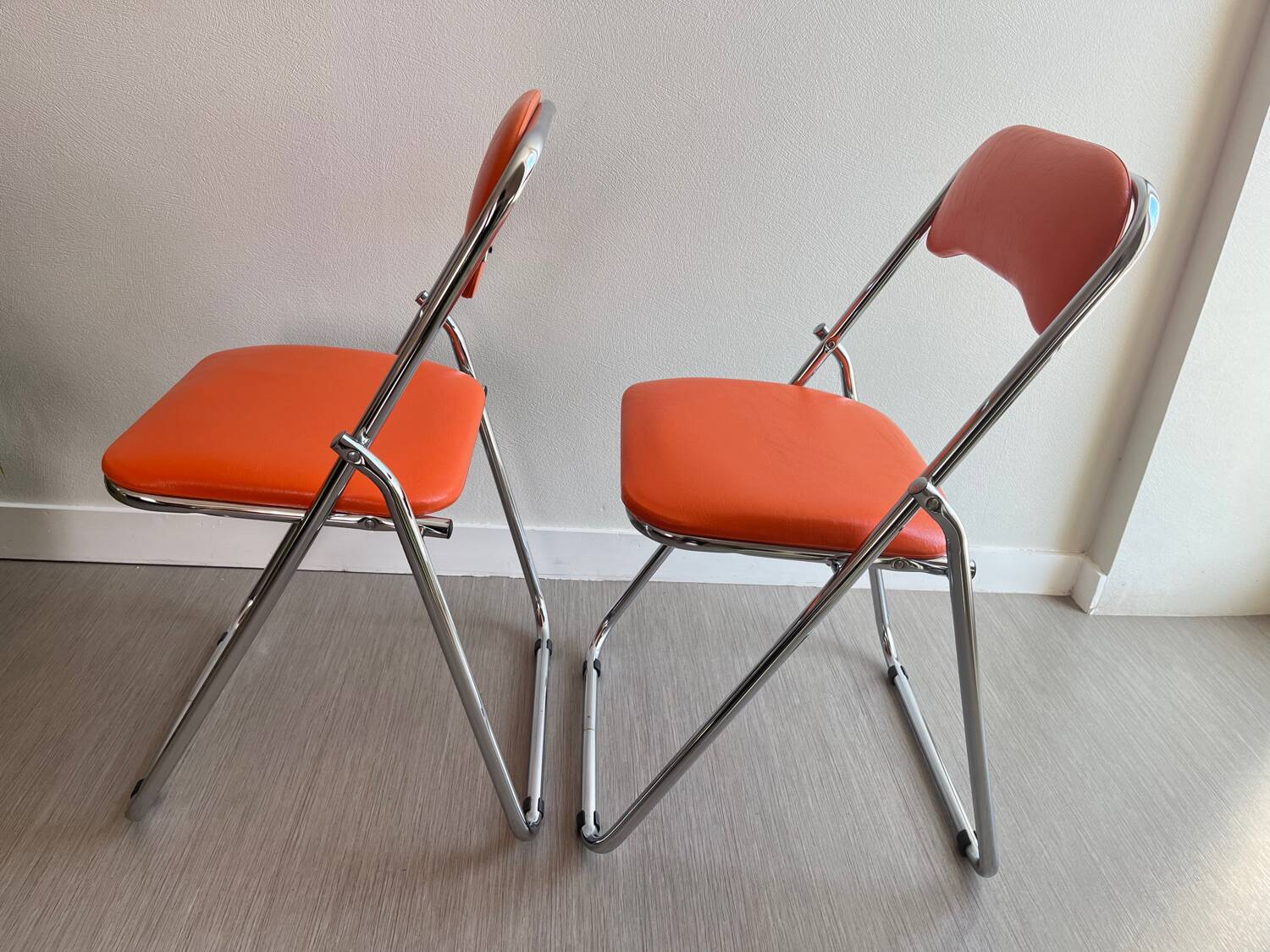 Chaises pliantes vintage chrome / skaï orange Soudexvinyl