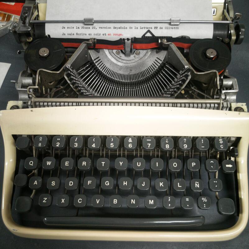 Olivetti Typewriter - Pluma 22