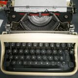 Olivetti Typewriter - Pluma 22