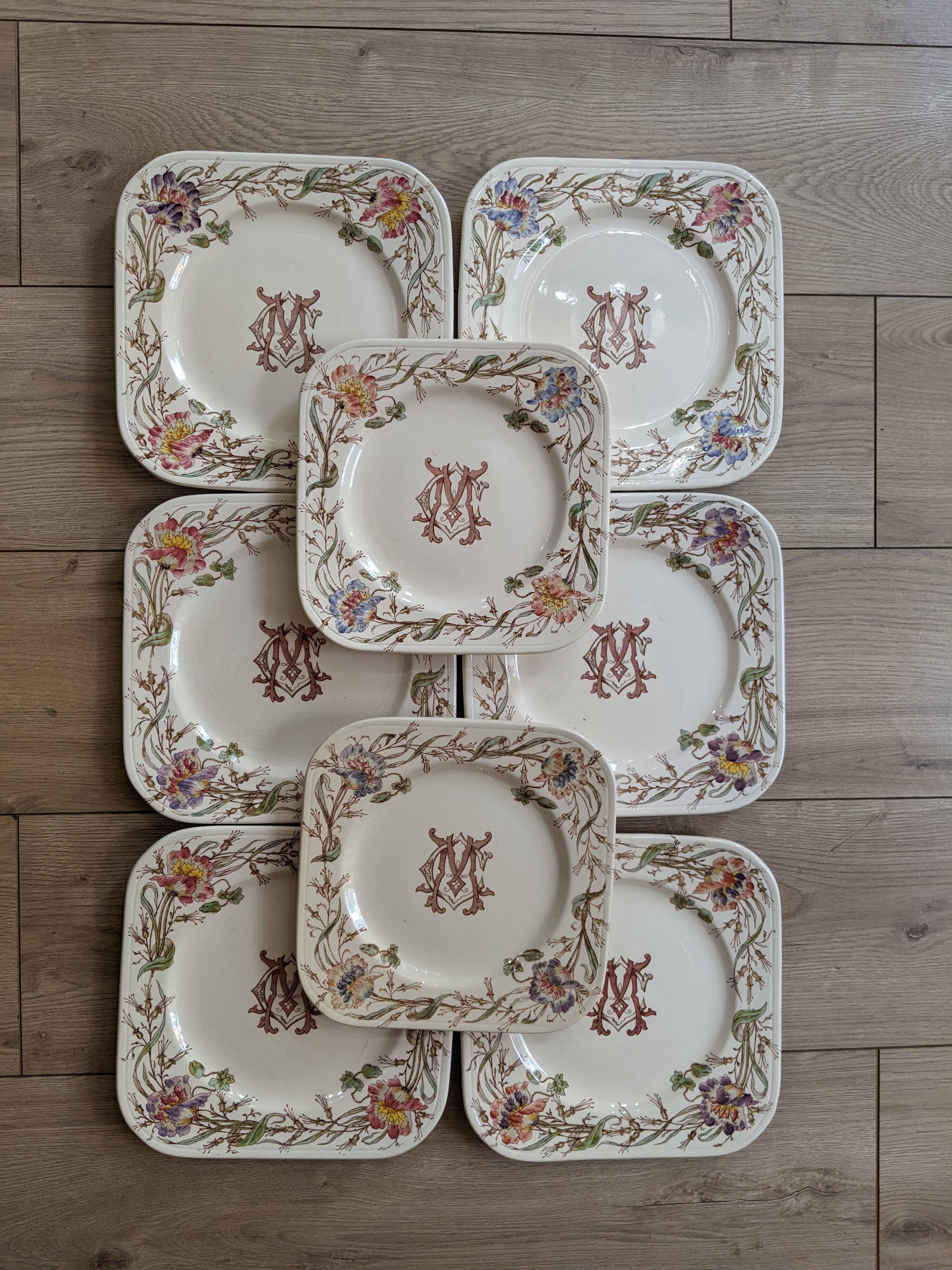 Série de 8 assiettes terre de fer Longchamp