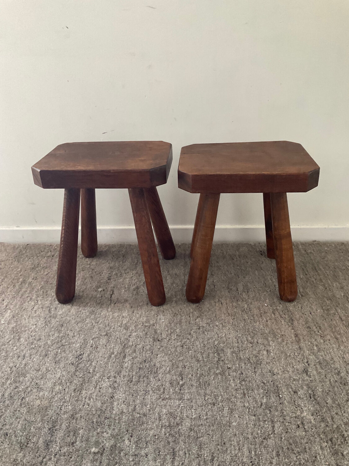 Duo de tabourets brutalistes en bois massif des années 60