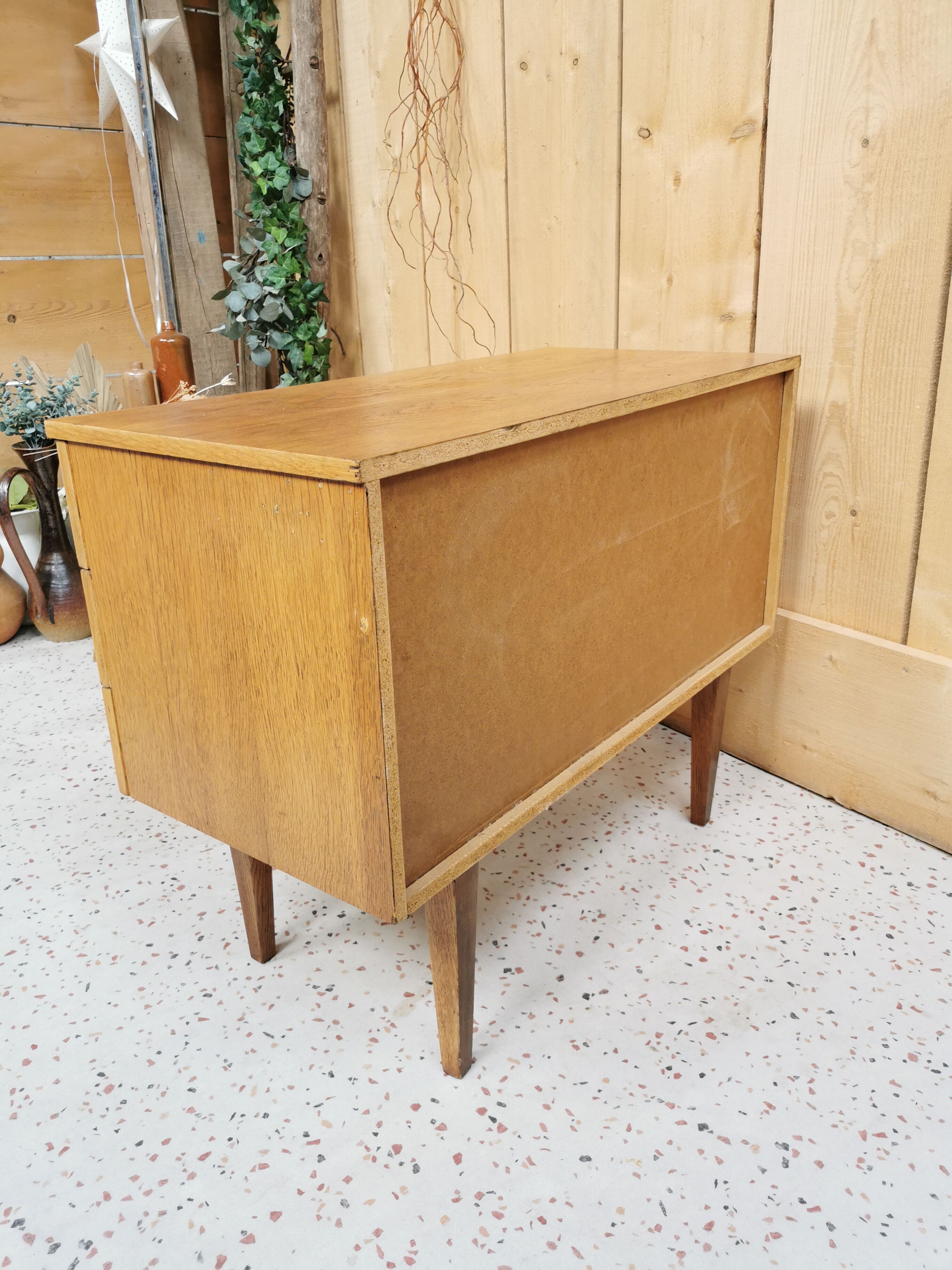 Oak chest of drawers