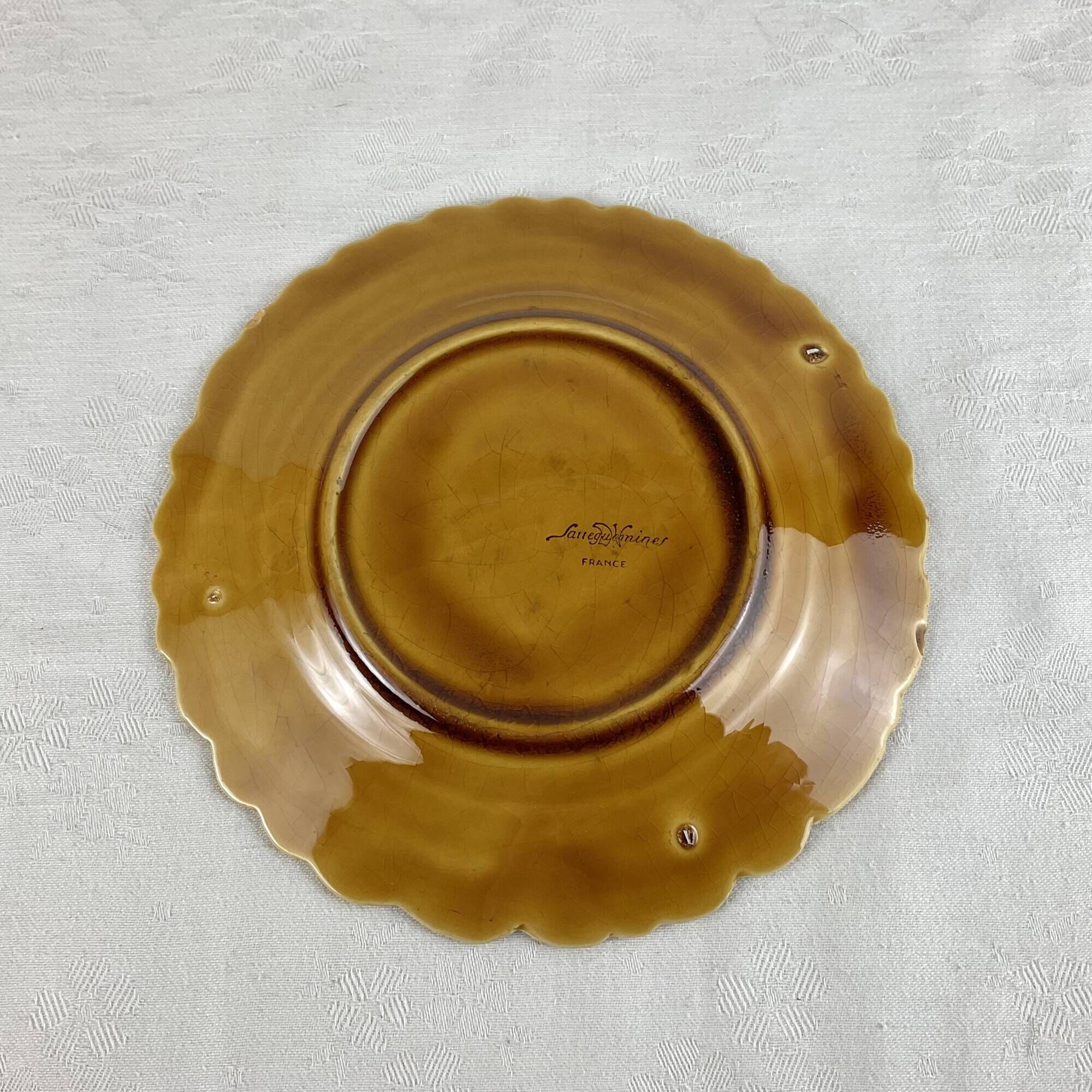 Petite Assiette en faïence majolique de Sarreguemines. Barbotine