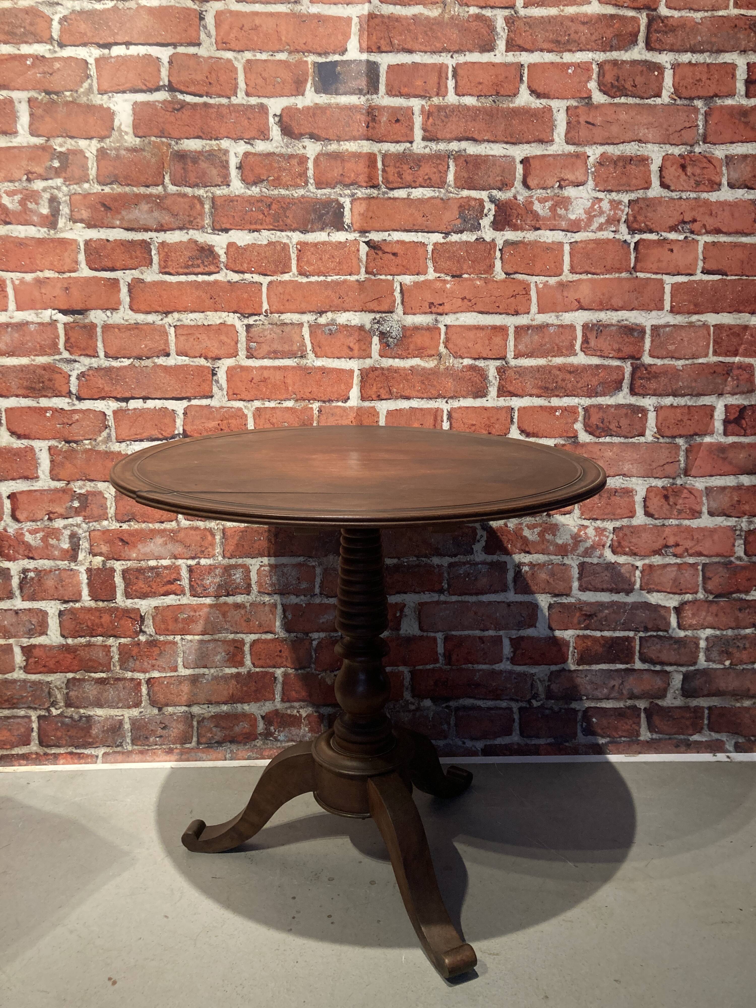 Guéridon en bois avec plateau pliable