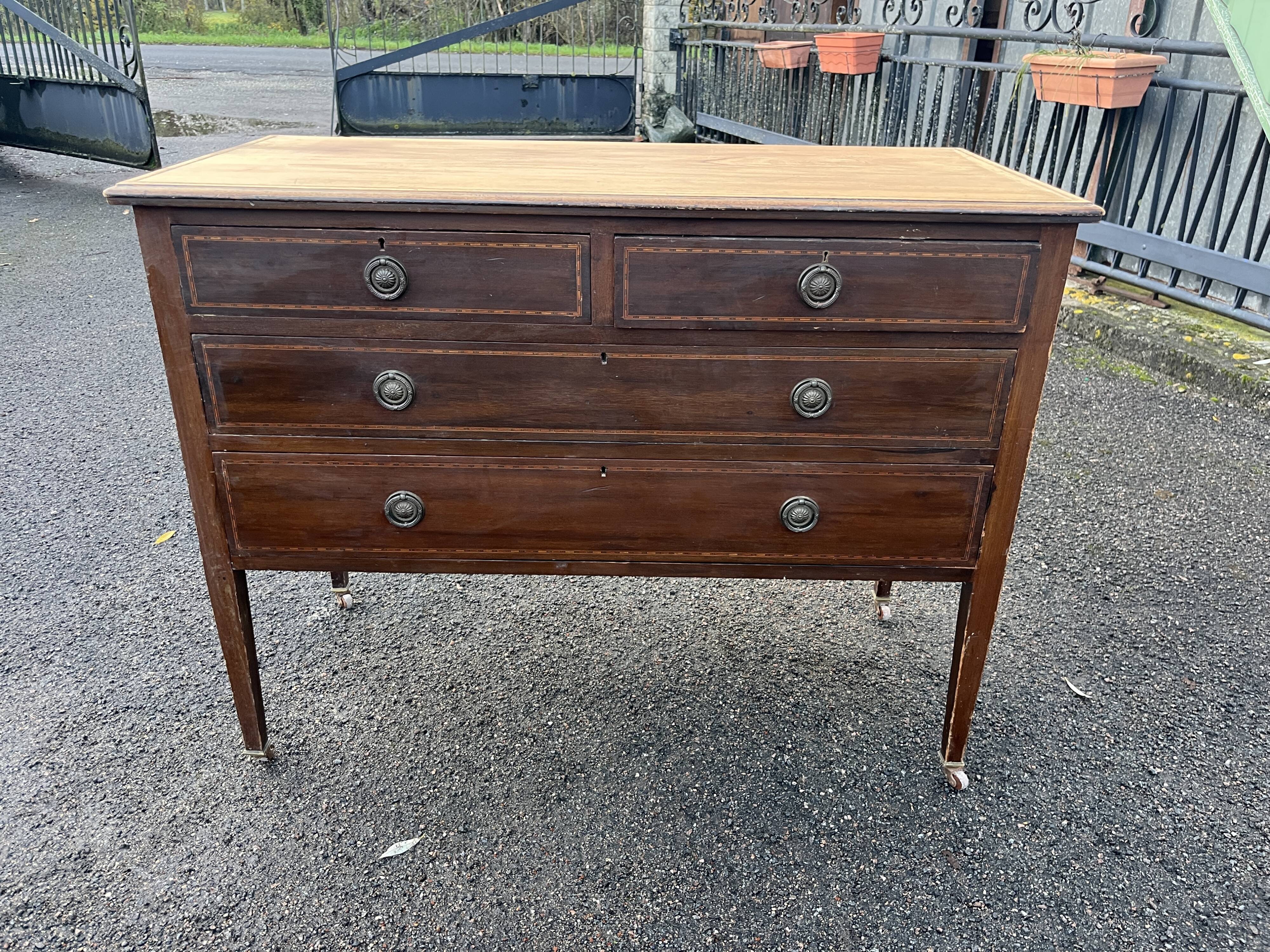 Commode Marqueterie de style Louis XVI à quatre tiroirs