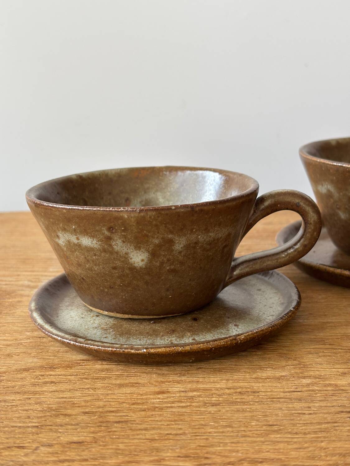 Tasses et sous-tasses en grès vintage