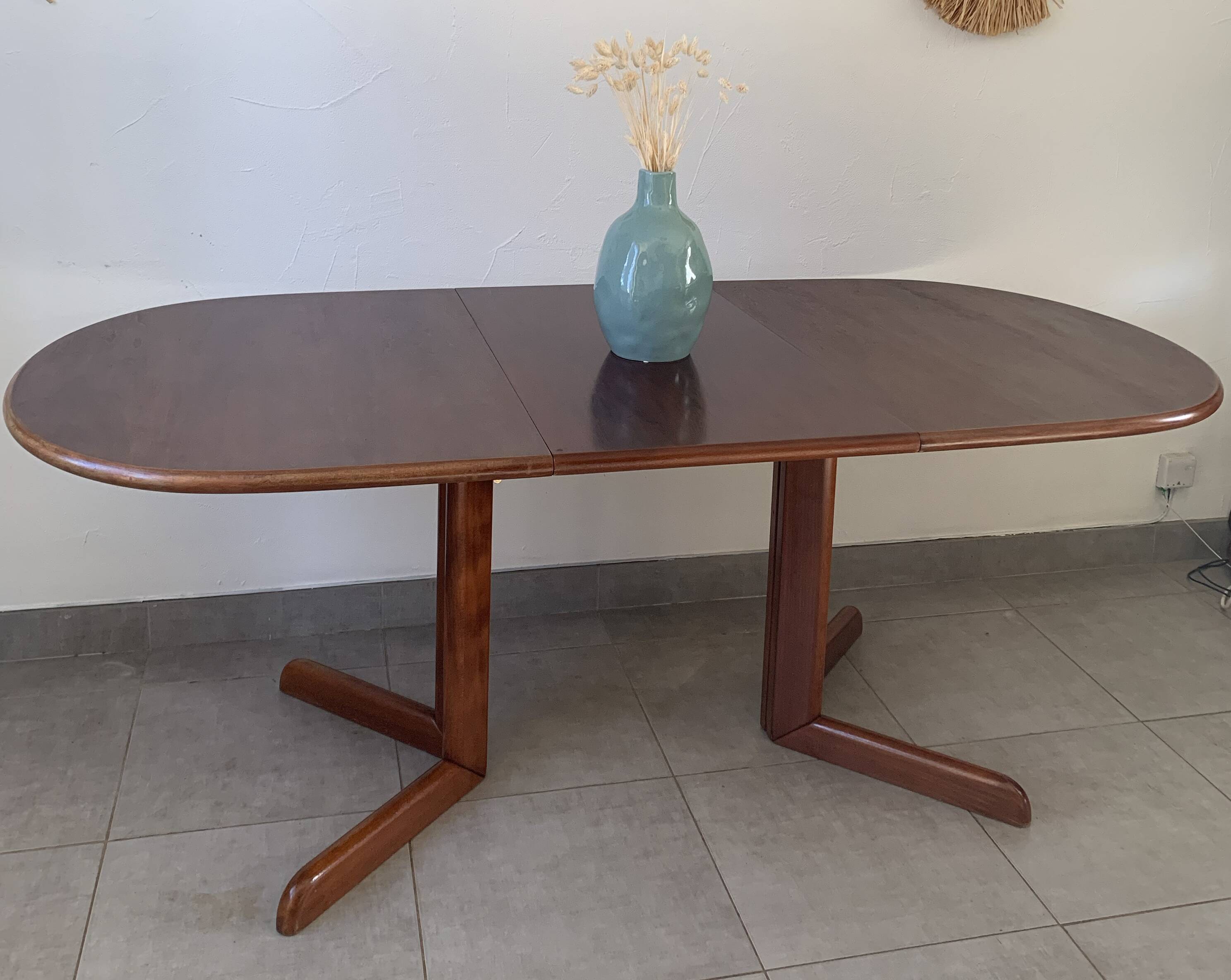 Table extensible danoise ovale en teck, années 60