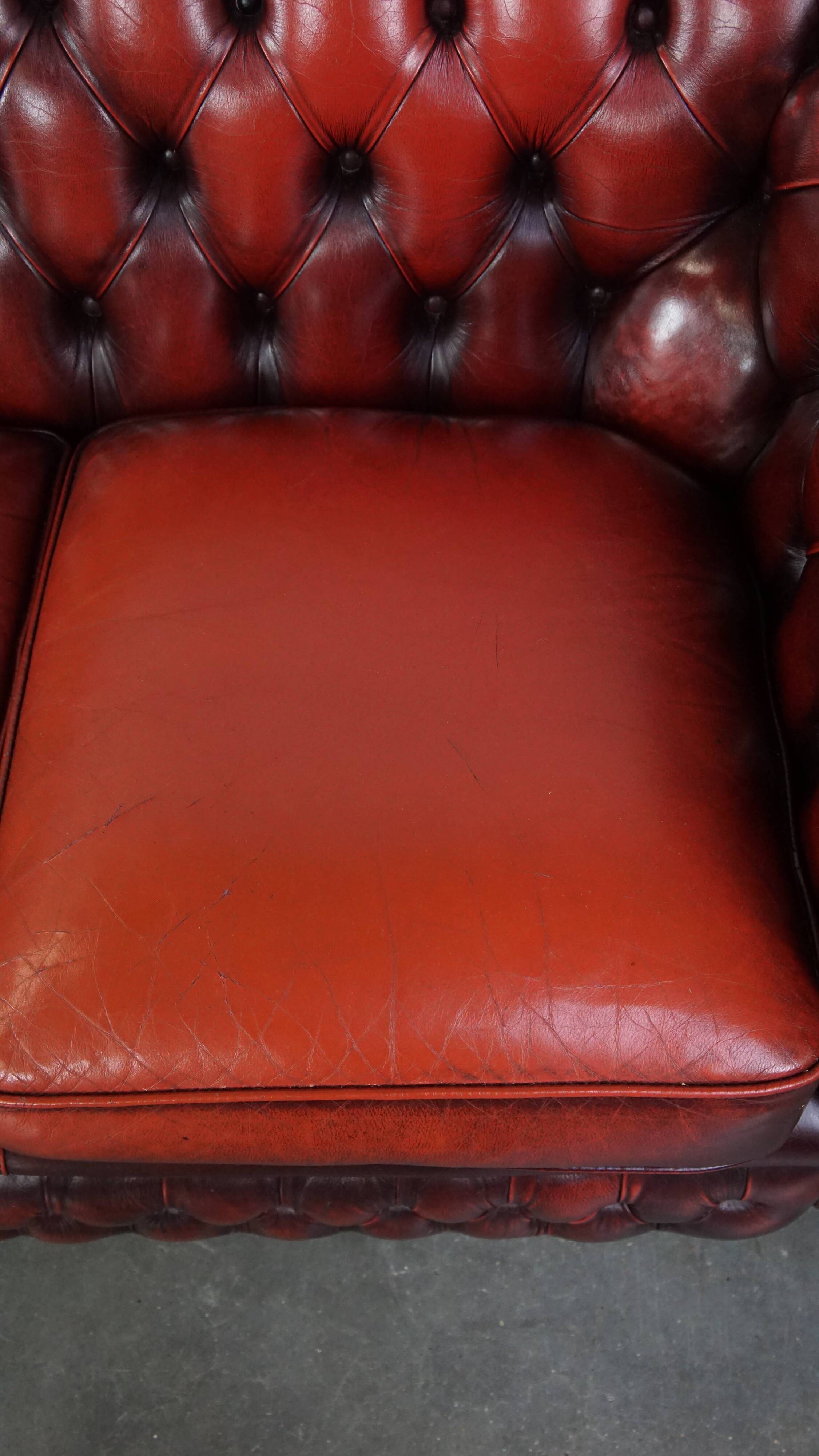 Spacious red English 2.5-seater cowhide leather chesterfield sofa