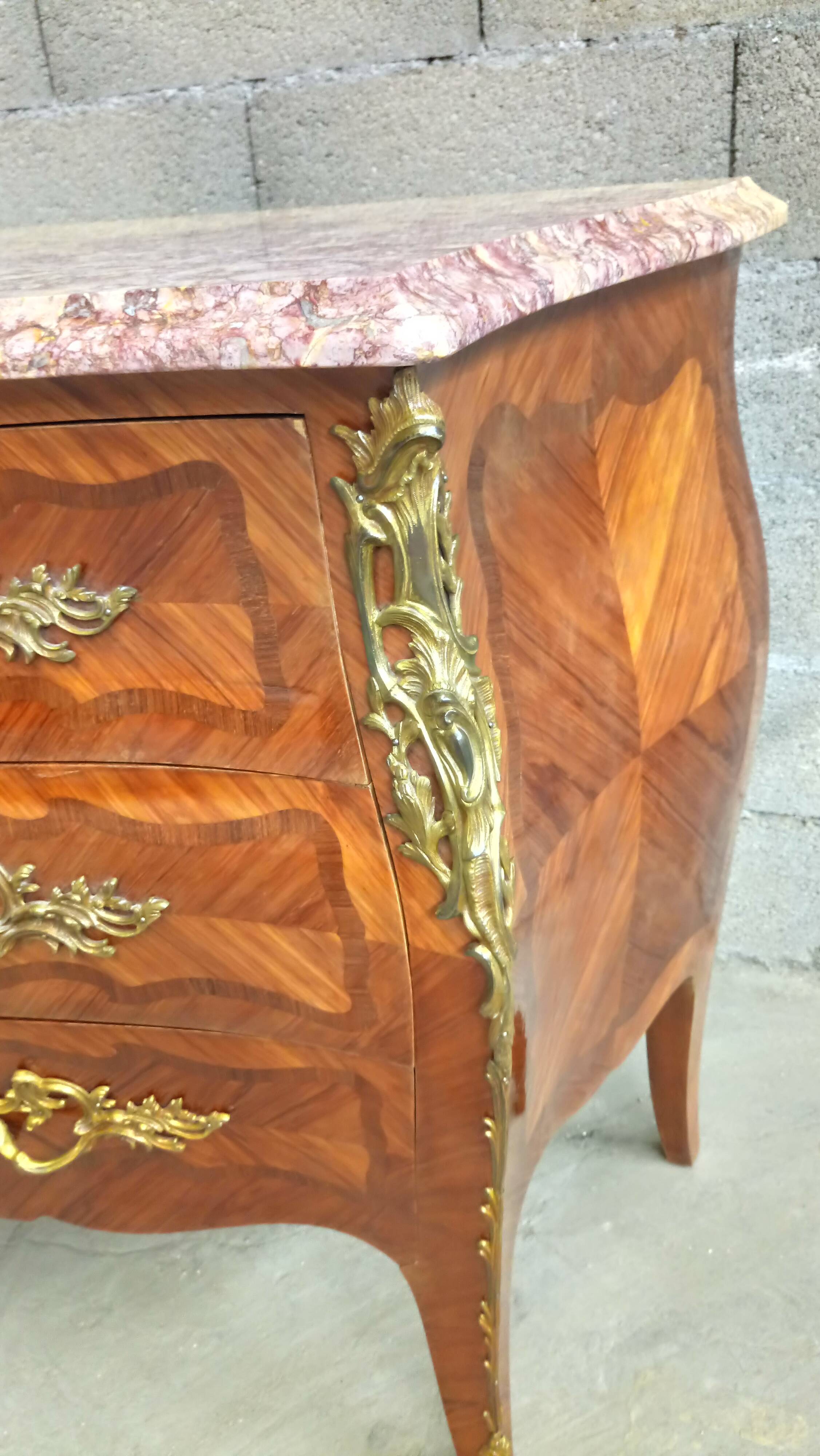 Commode tombeau en bois rose de style Louis XV dessus marbre