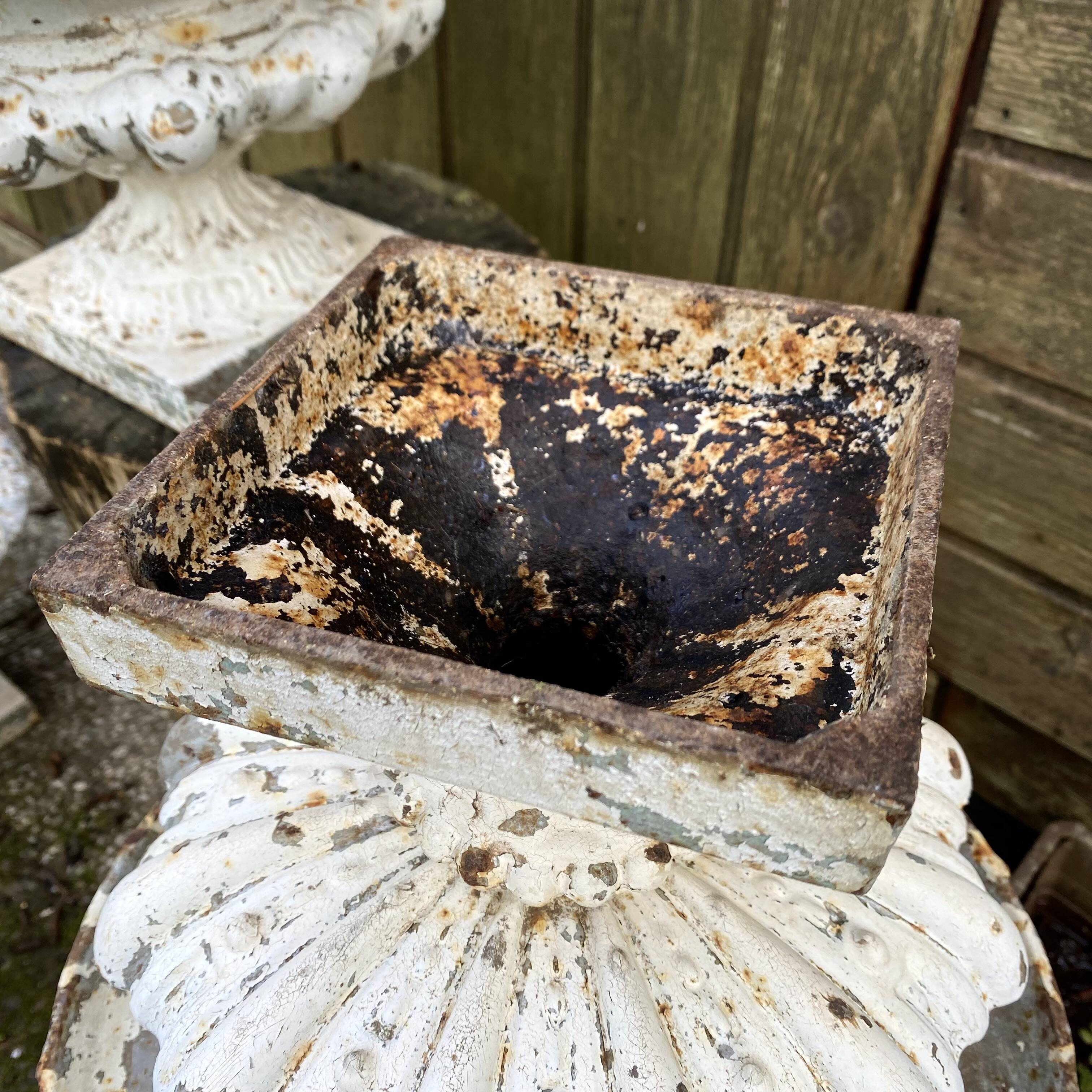 Médicis planters in cast iron old villa