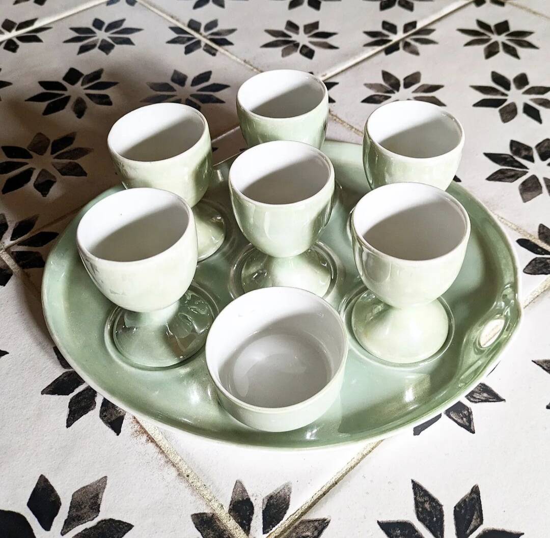 Plateau de service vintage et ses 6 coquetiers.