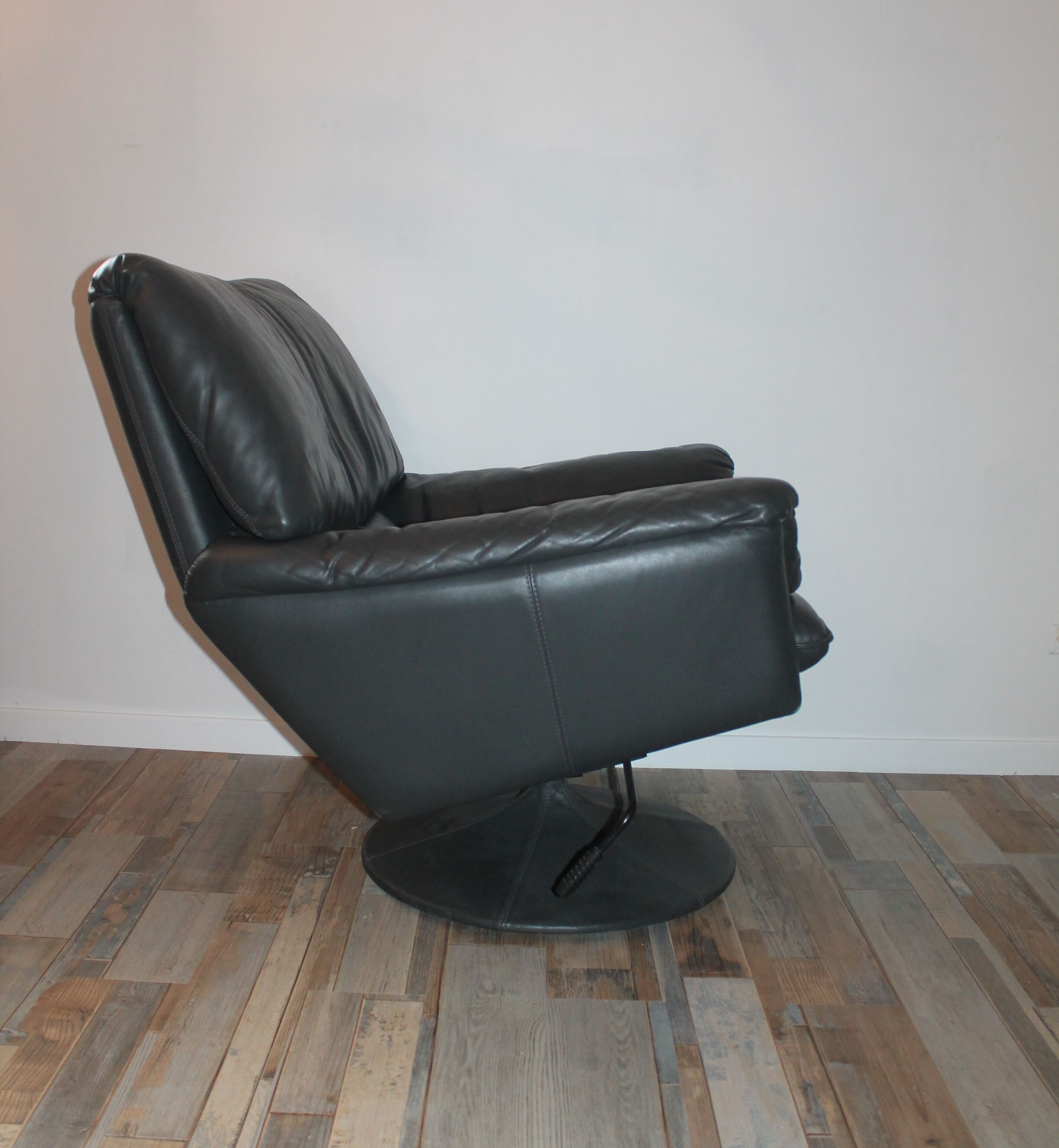Fauteuil et ottoman cuir Leolux par Axel van Enthoven