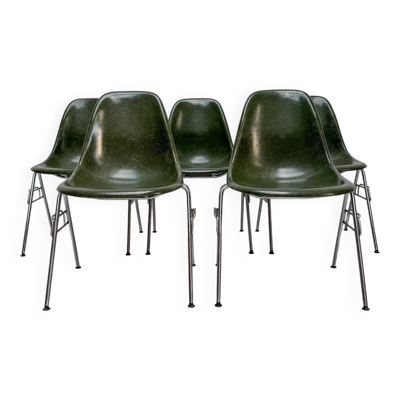 Chaise latérale en fibre de verre vert olive foncé vintage des années 1970 par Charles et Ray Eames pour Herman Miller