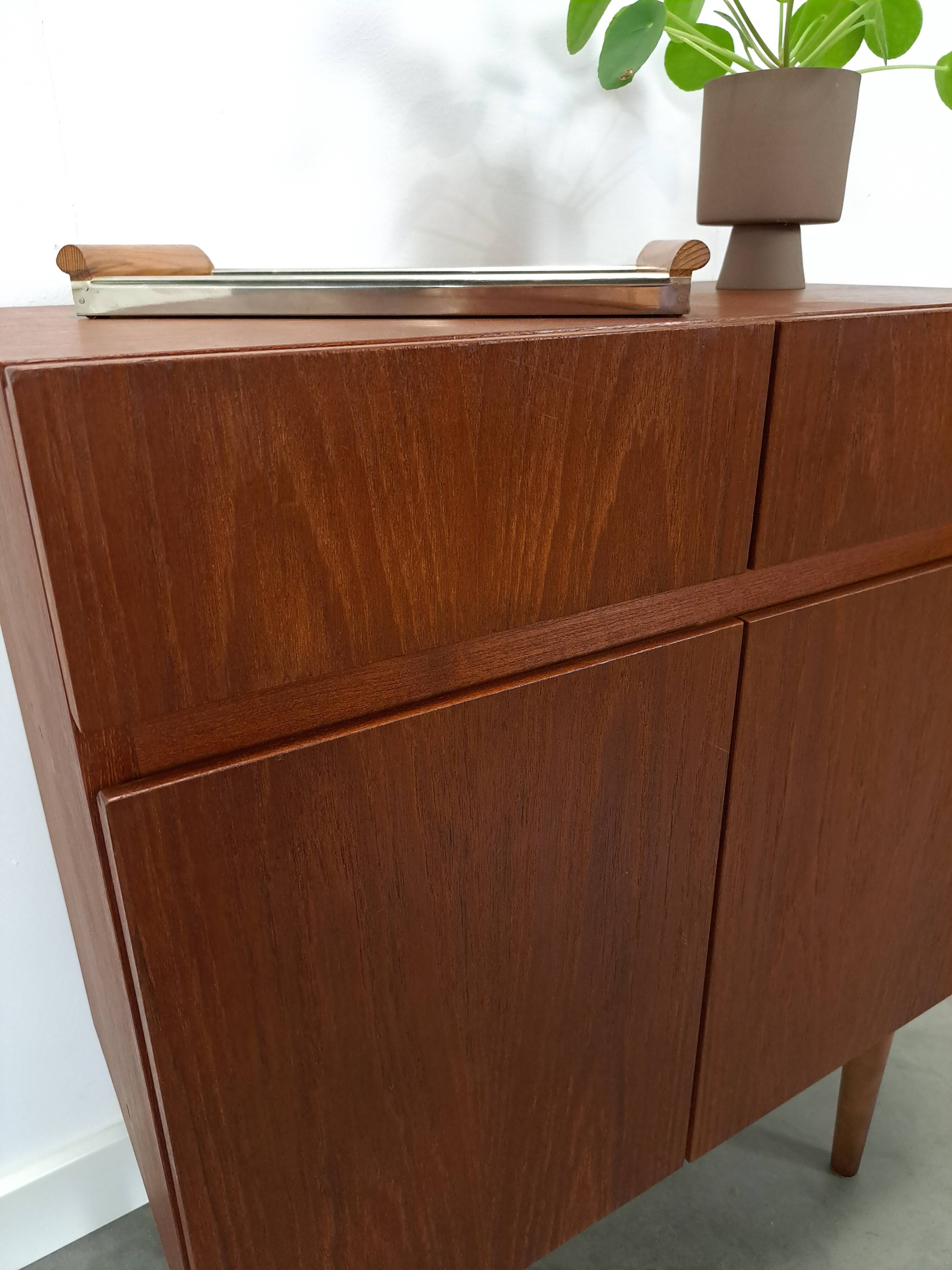 Teck plus fin kastje met lades, nr. 1