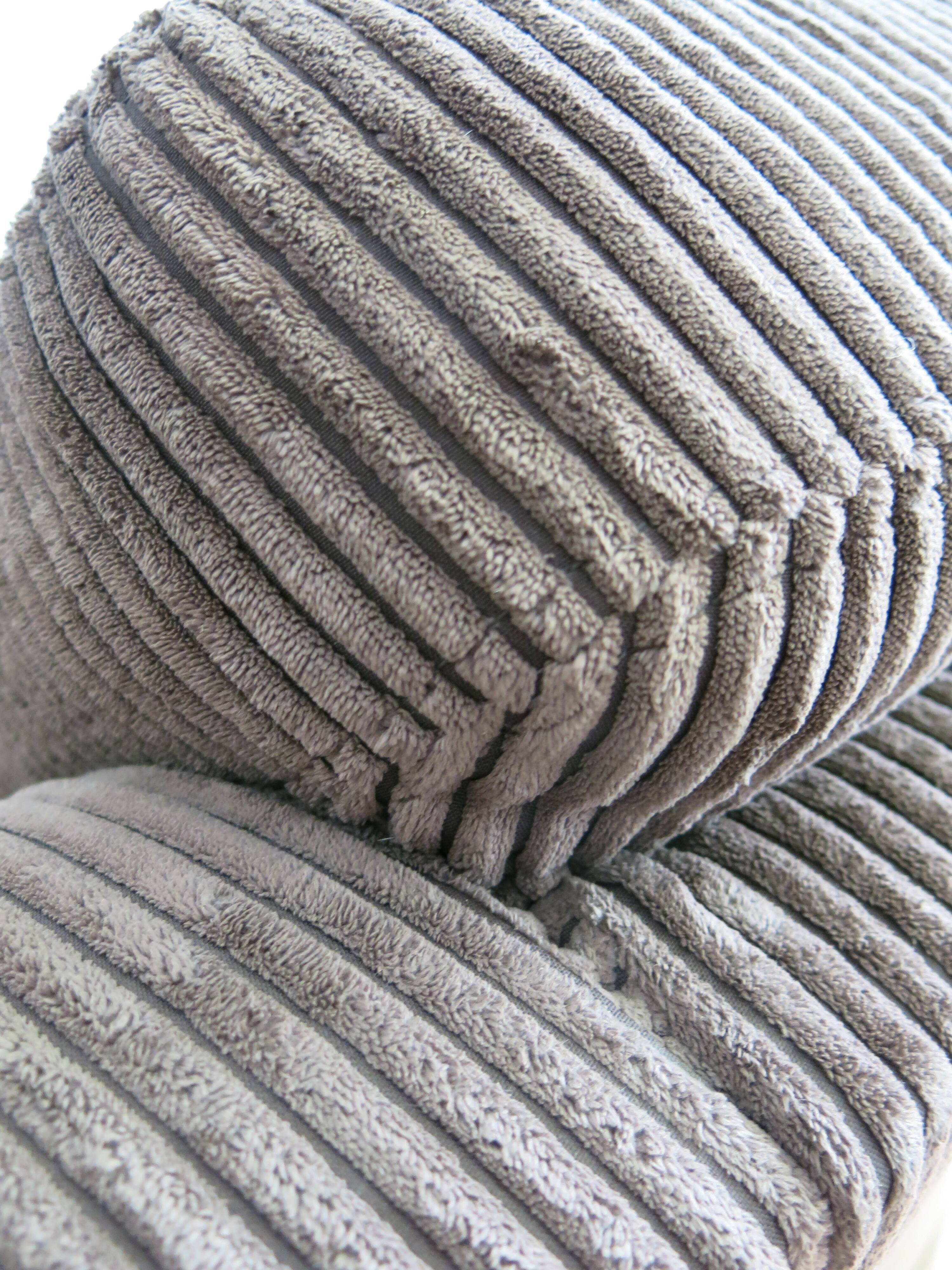 Fauteuil seventies en velours côtelé marron