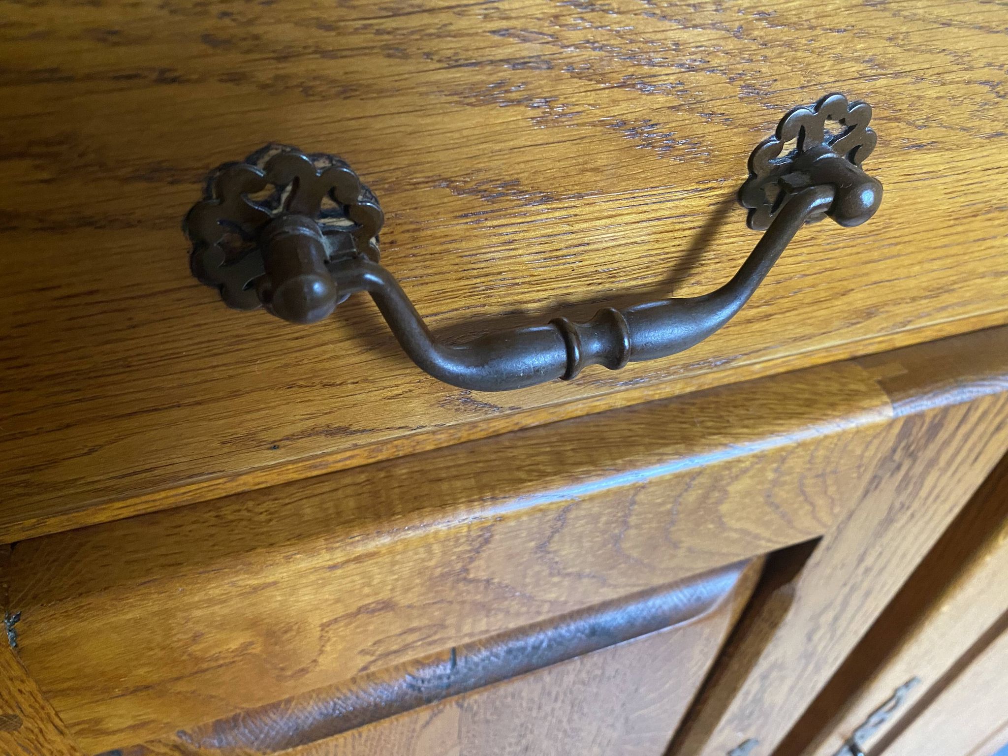 Artisanal buffet in solid oak, traditional assembly.