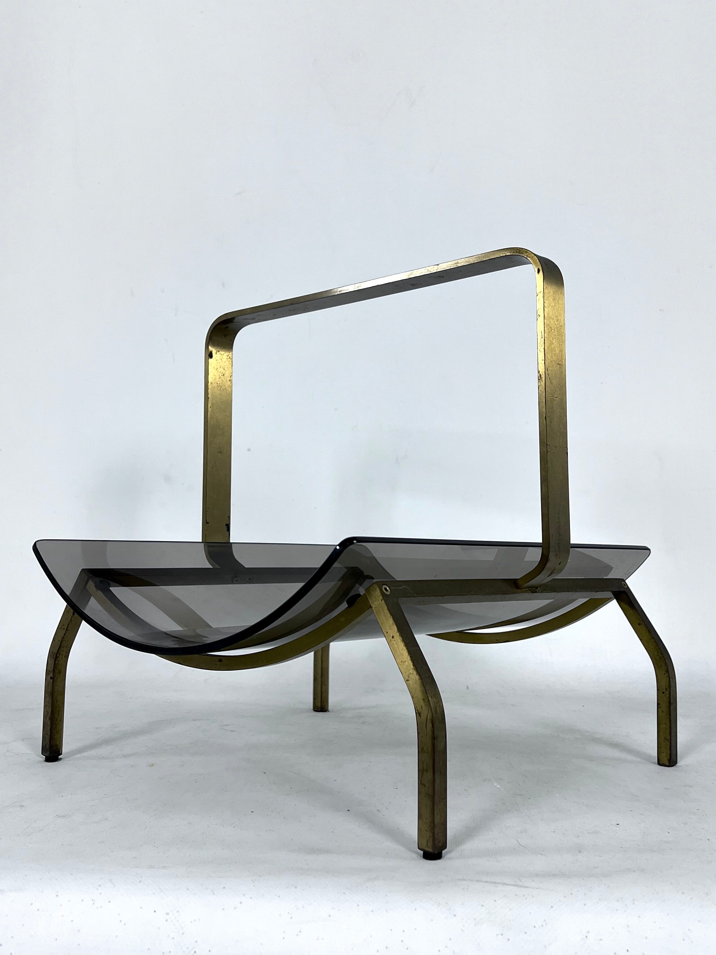 Fontana Arte, Mid-Century brass and curved glass magazine holder. Italy 1960s