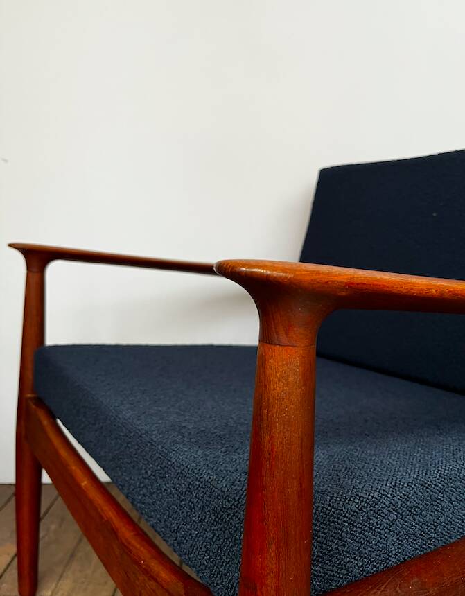 Fauteuil danois en teck et bouclette bleu